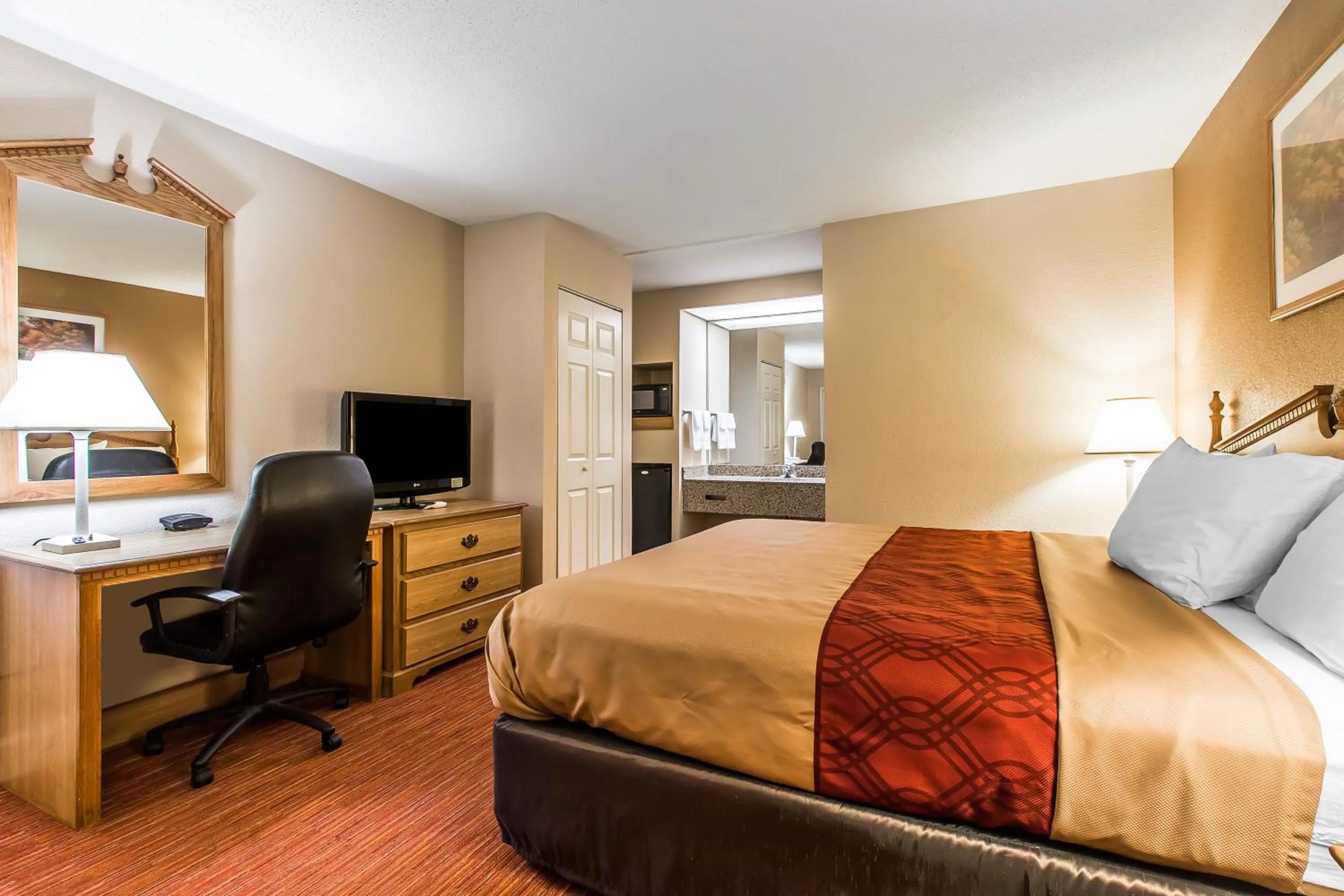King Room - Non-Smoking in Econo Lodge Inn & Suites Huntsville University Area
