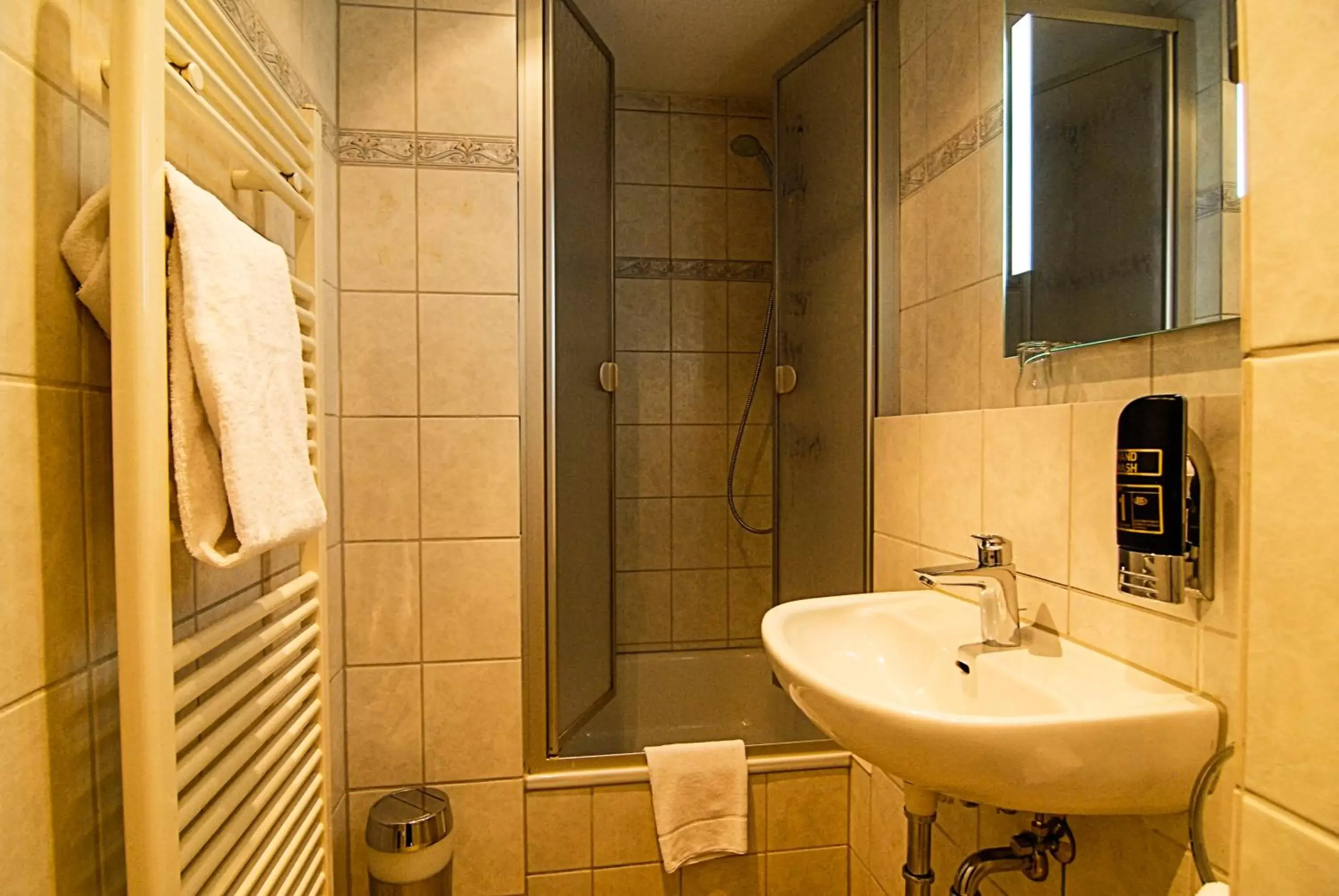 Twin Room in Adolphs Hotel Twin Room in Adolphs Hotel