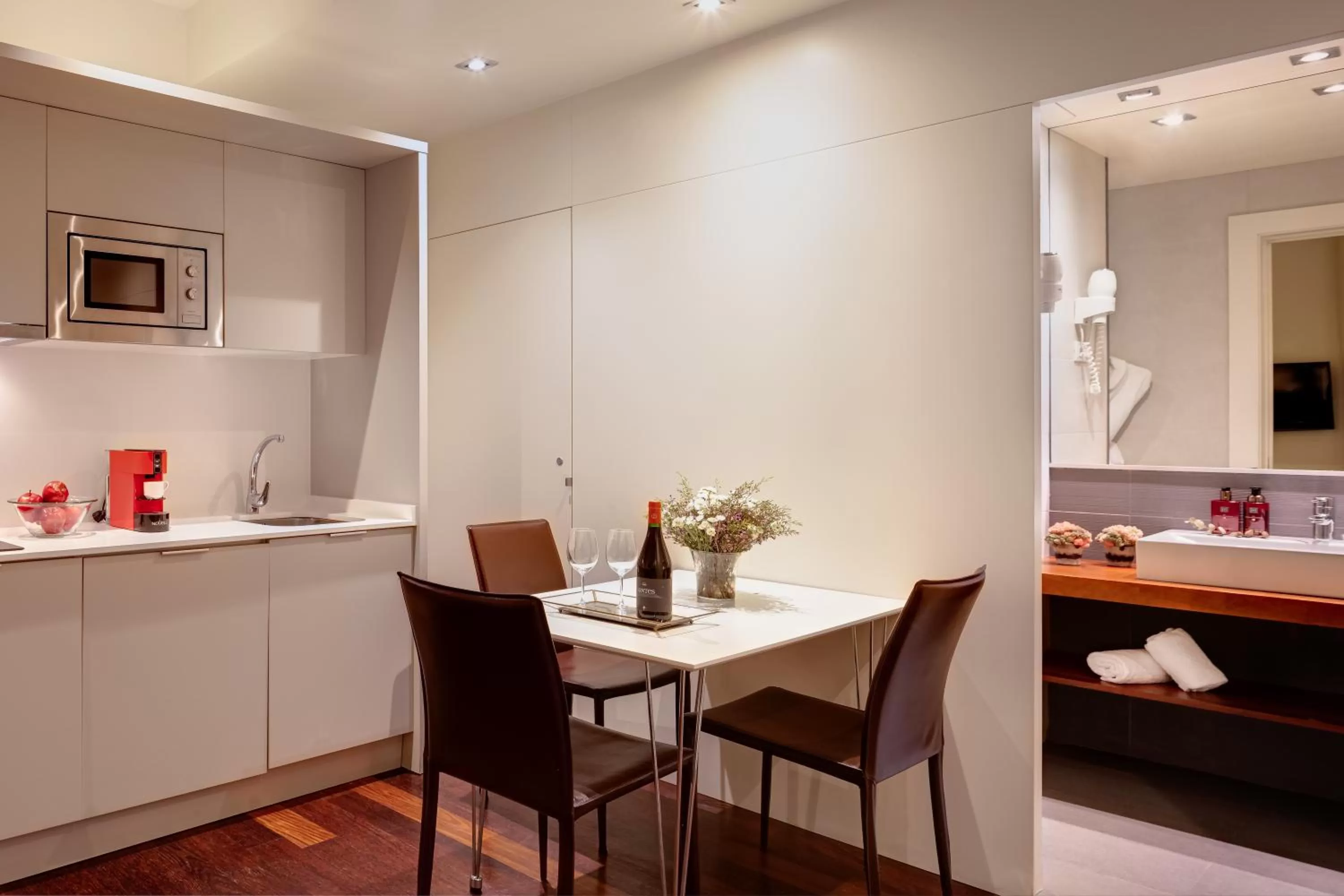 Dining area in Duquesa Suites Landmark Hotel by Grup Duquessa