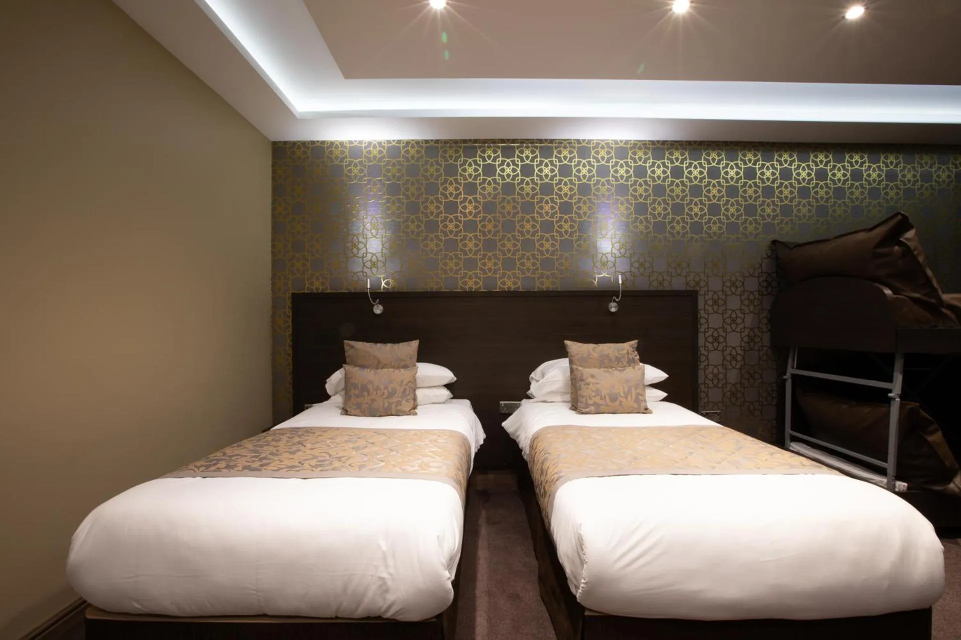 Bedroom, Bed in Grainger Apartments