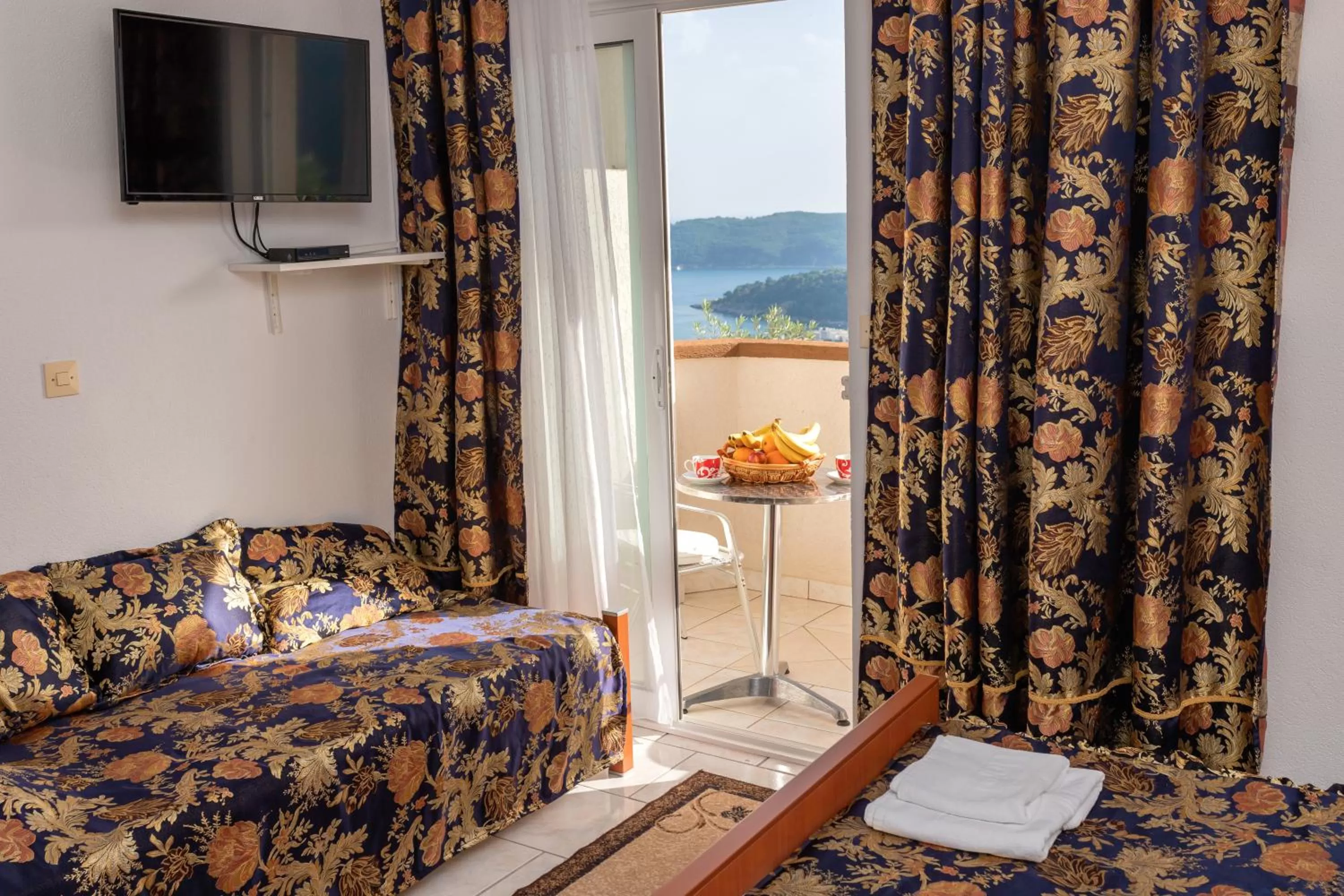 Photo of the whole room, Bed in " Villa Kruna Lux "