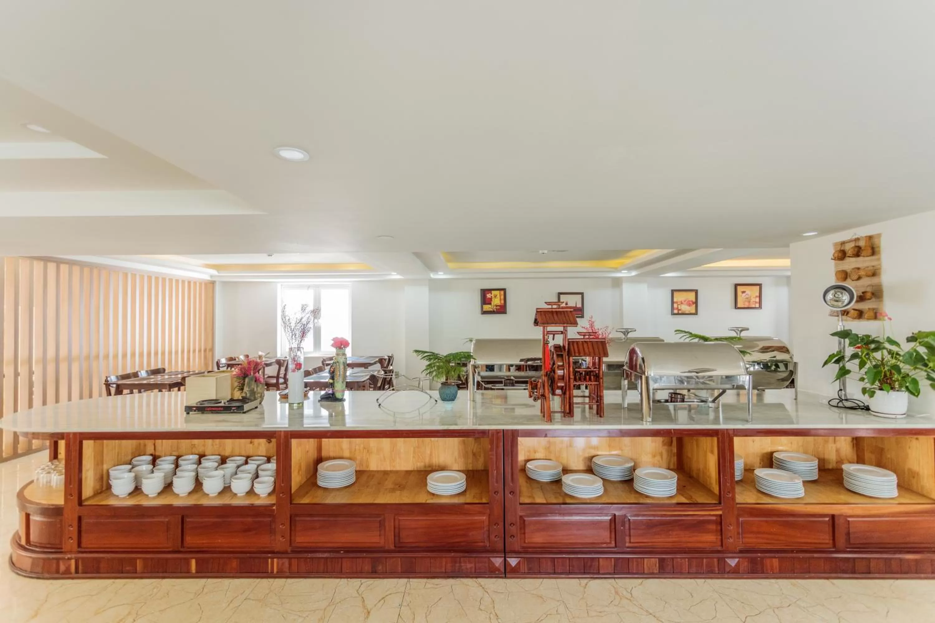 Restaurant/places to eat in President Hotel