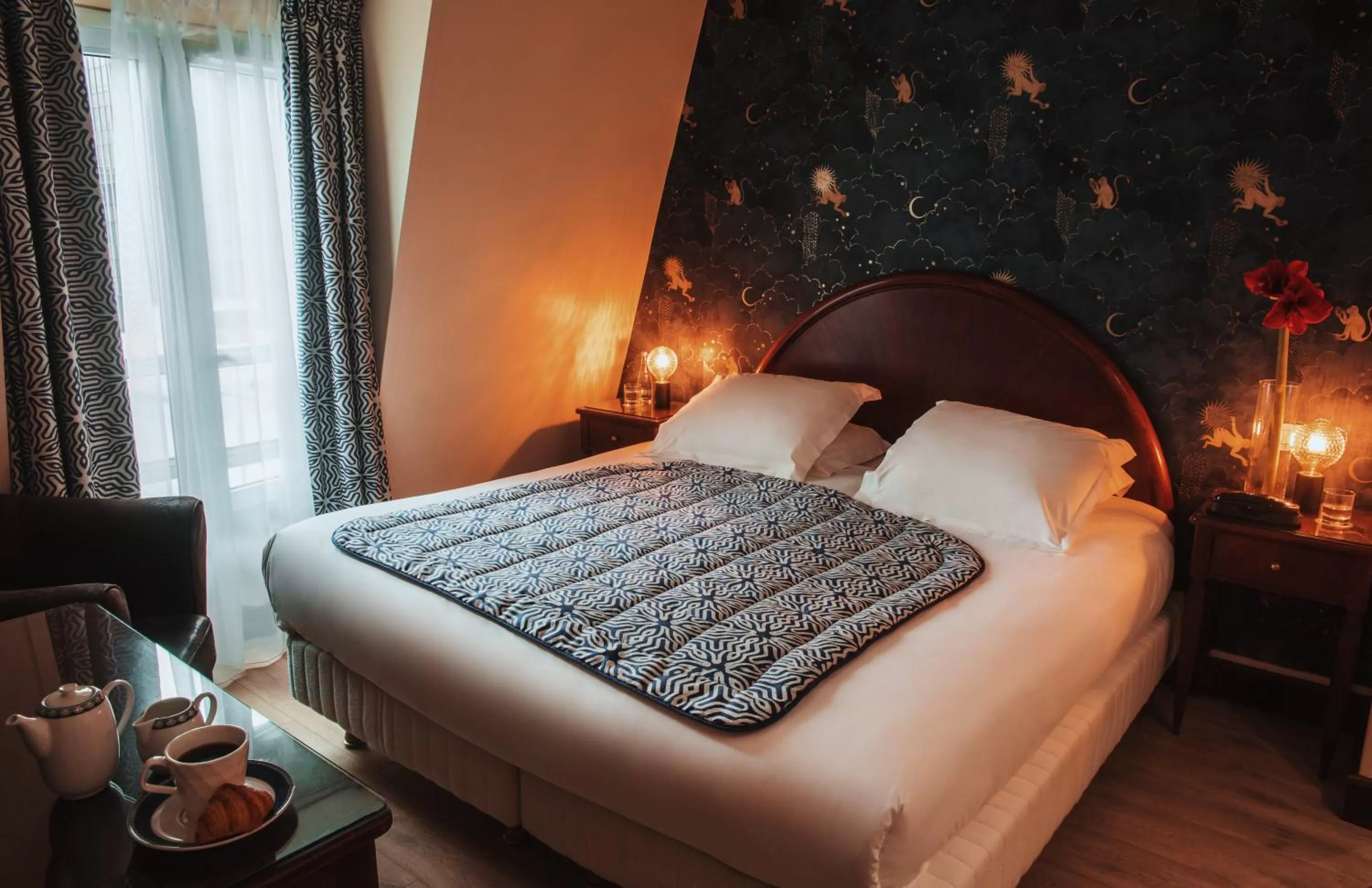 Photo of the whole room, Bed in Waldorf Montparnasse