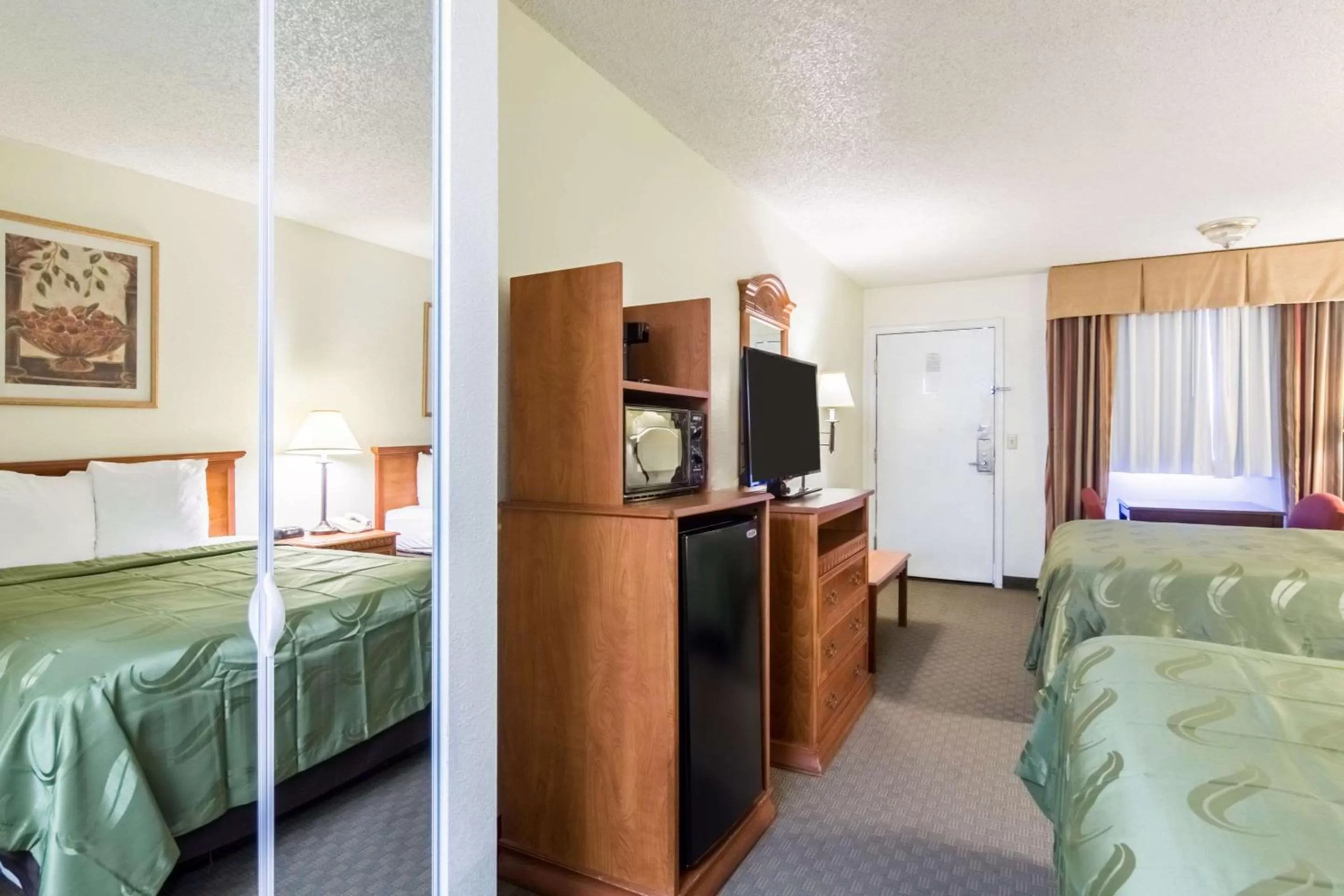 Photo of the whole room, Bed in Quality Inn & Suites of Alma - Northeast from Fort Smith