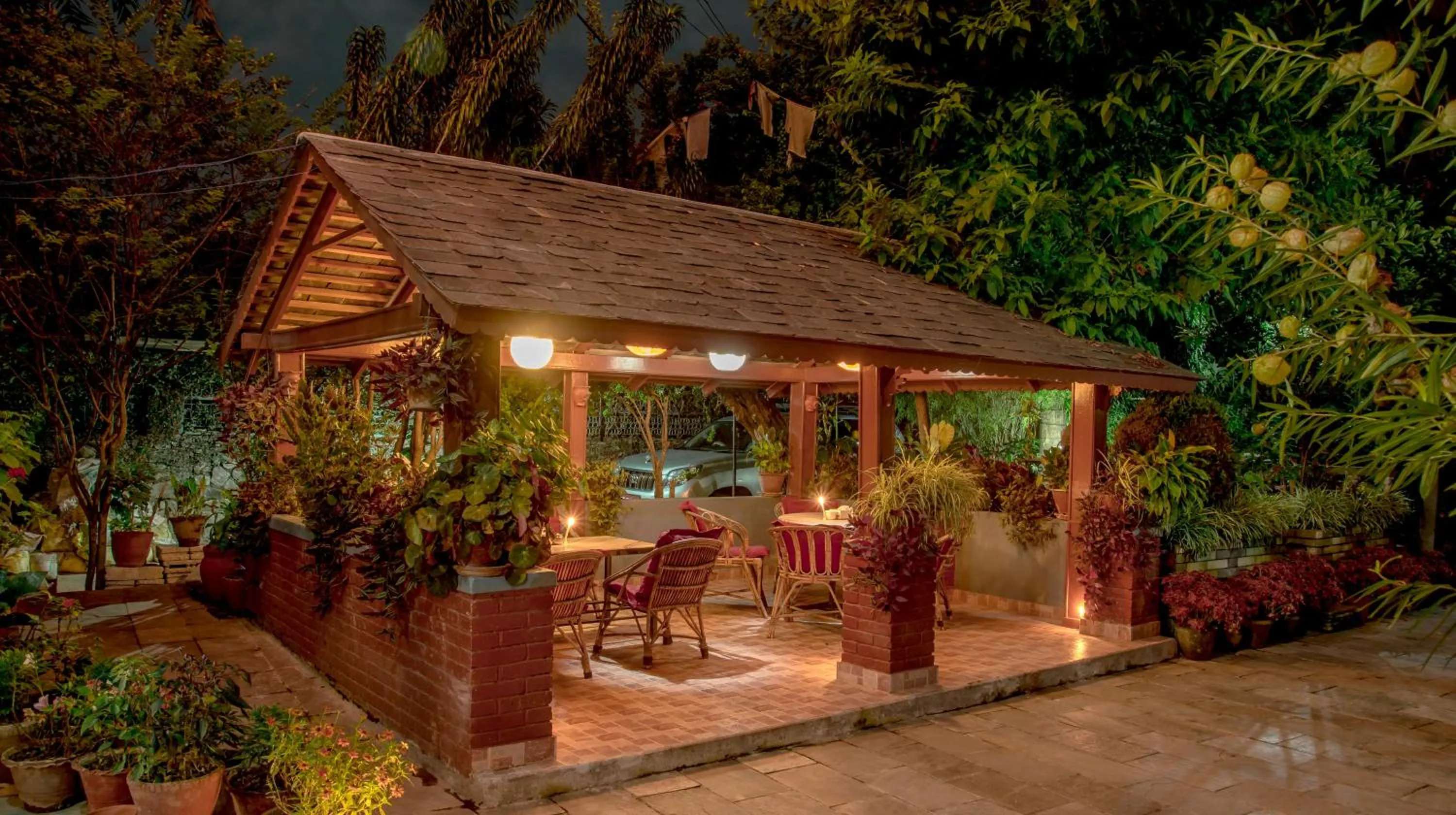 Garden in Hotel Silver Oaks Inn