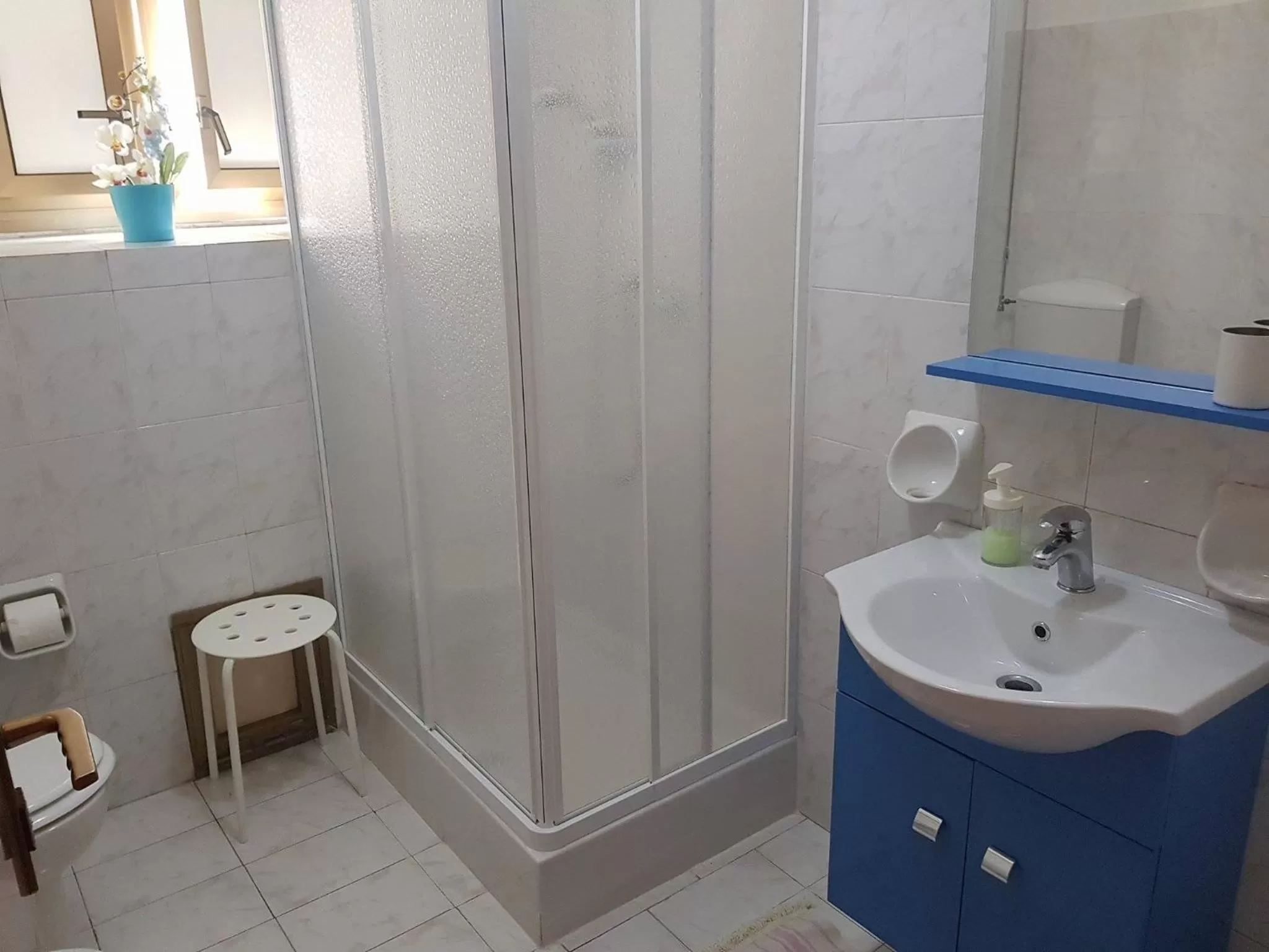 Shower in The Artists