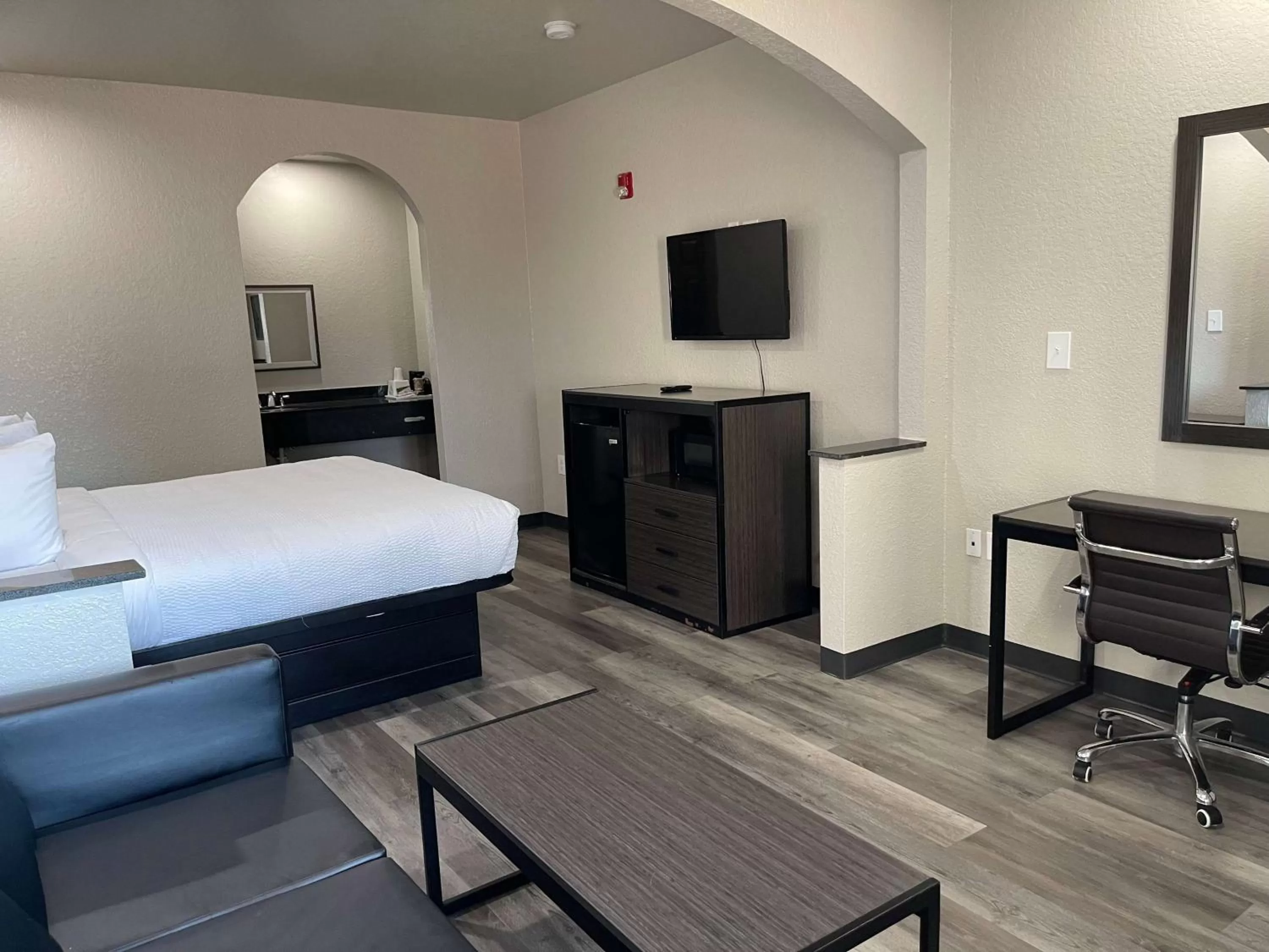 Photo of the whole room, Bed in Days Inn by Wyndham Dickinson TX