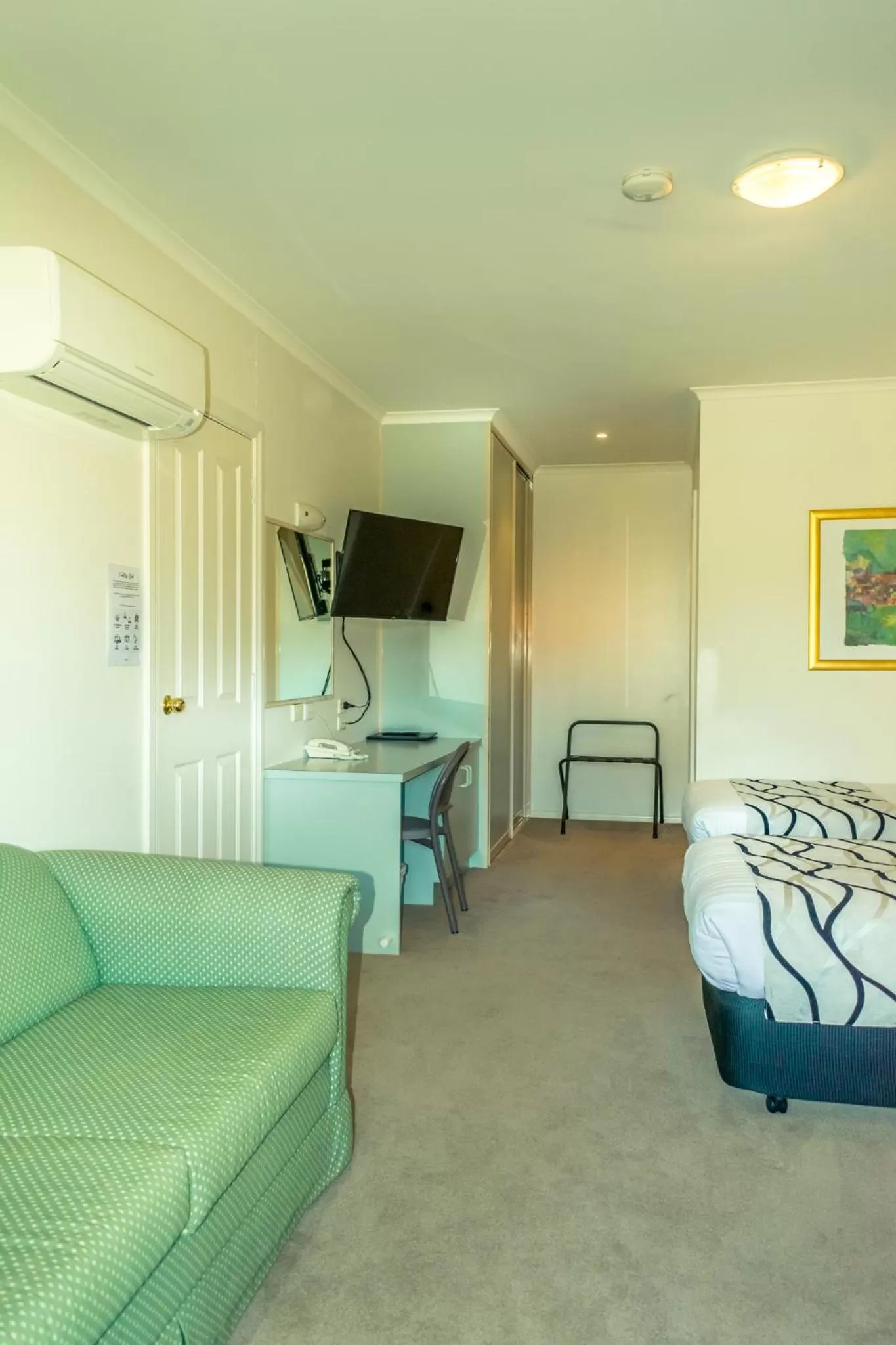 Communal lounge/ TV room, Bed in Deniliquin Country Club Motor Inn