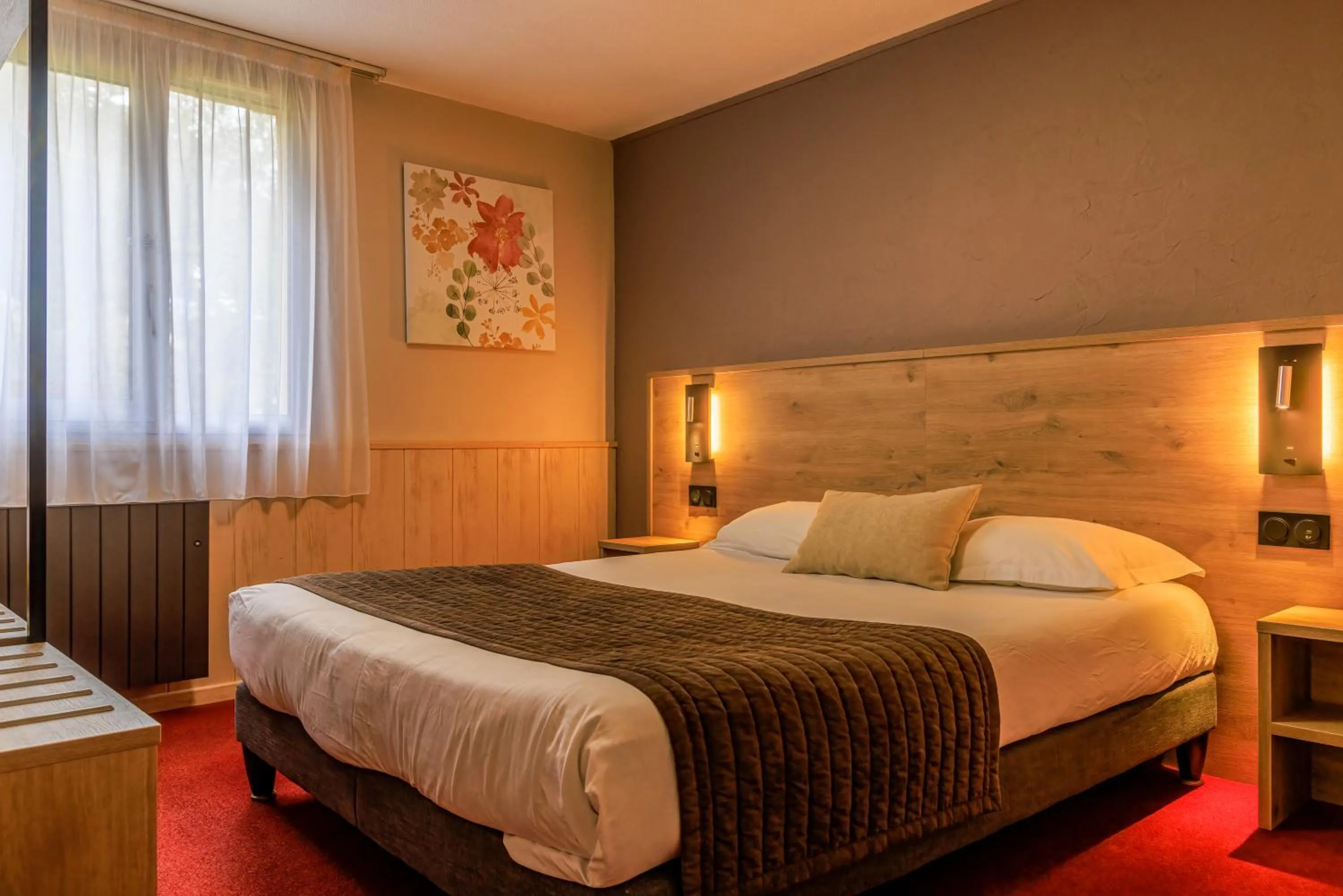 Bed in Logis Hotel Le Lac