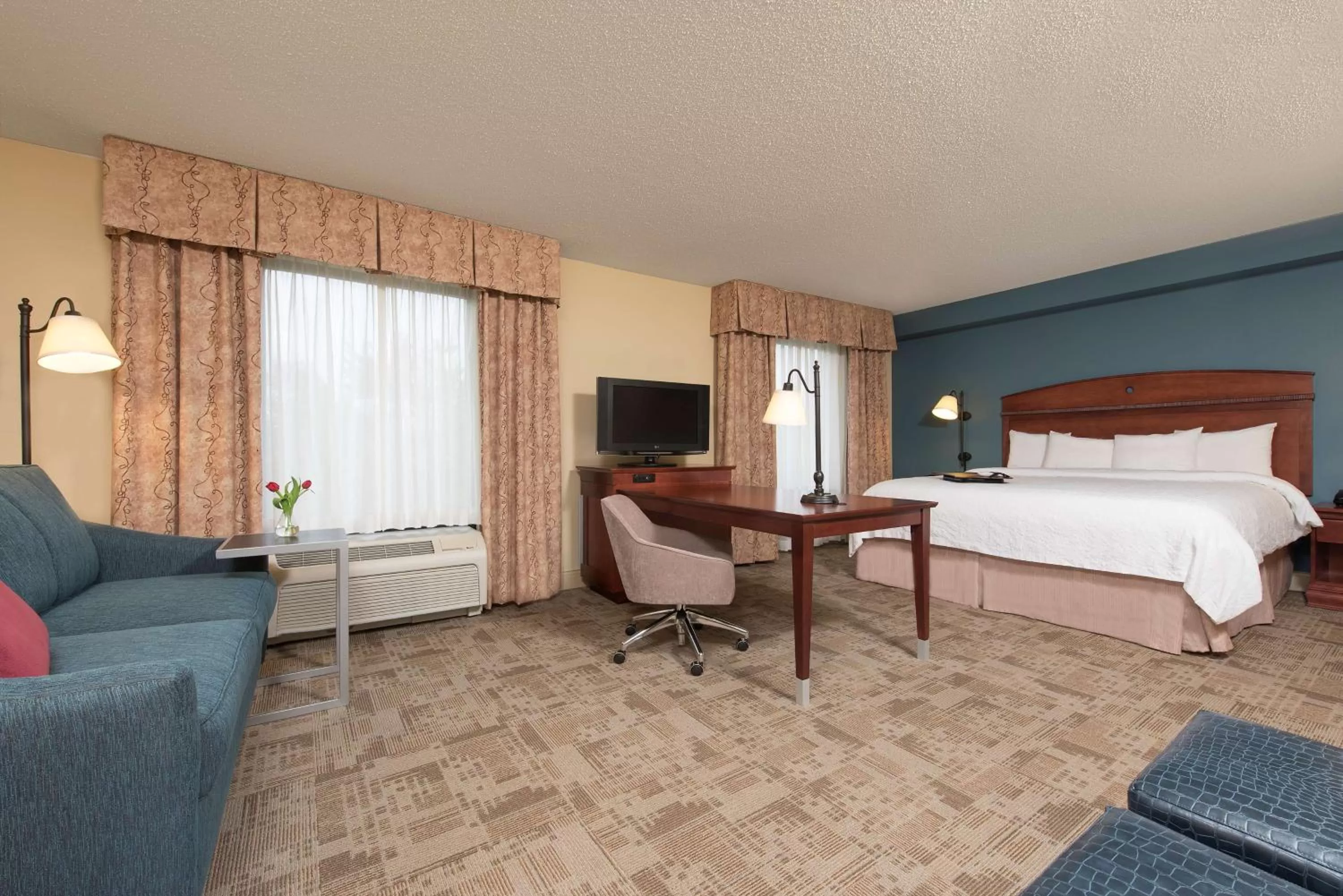 Bed in Hampton Inn & Suites Bloomington-Normal