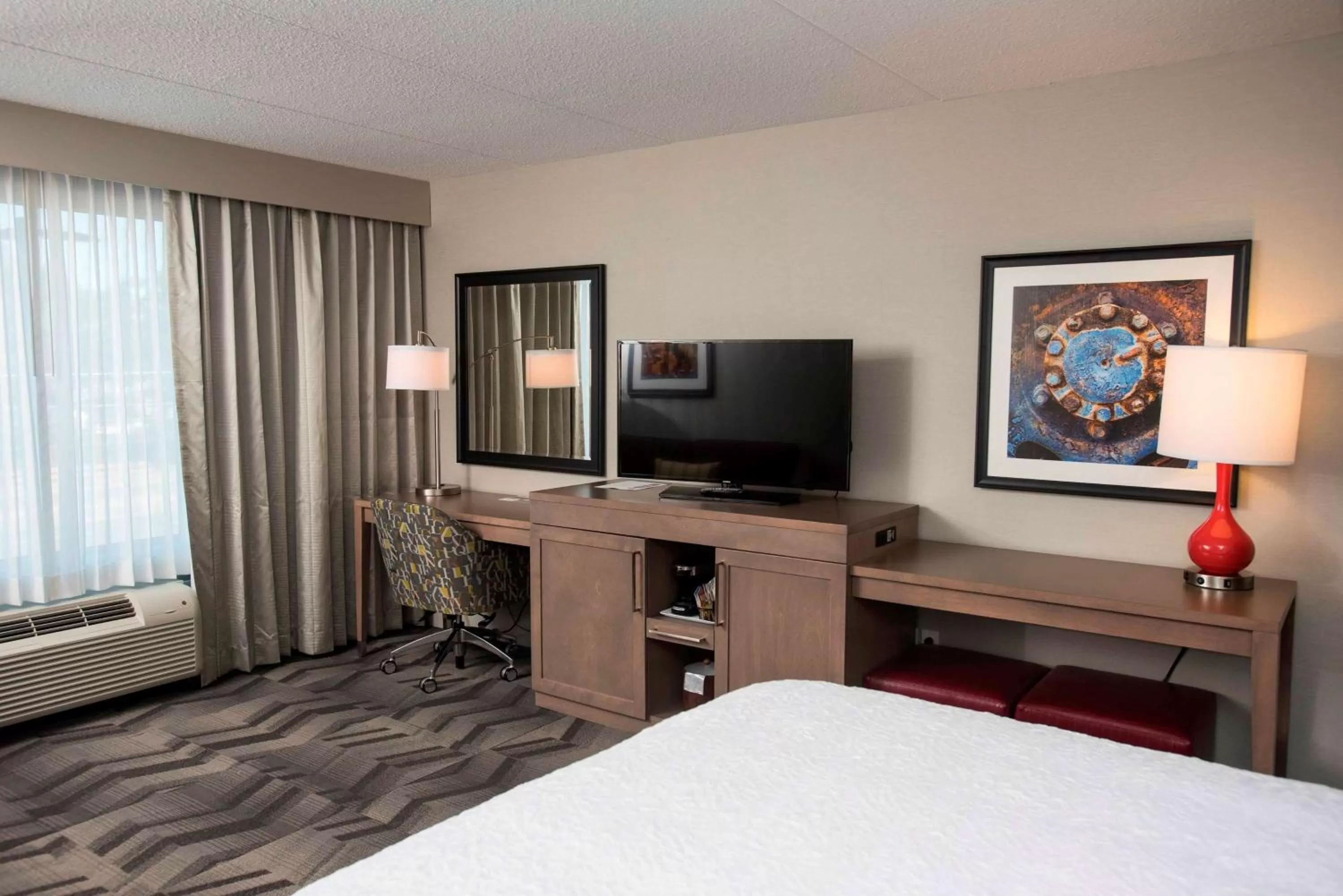 Bed in Hampton Inn & Suites by Hilton Thunder Bay