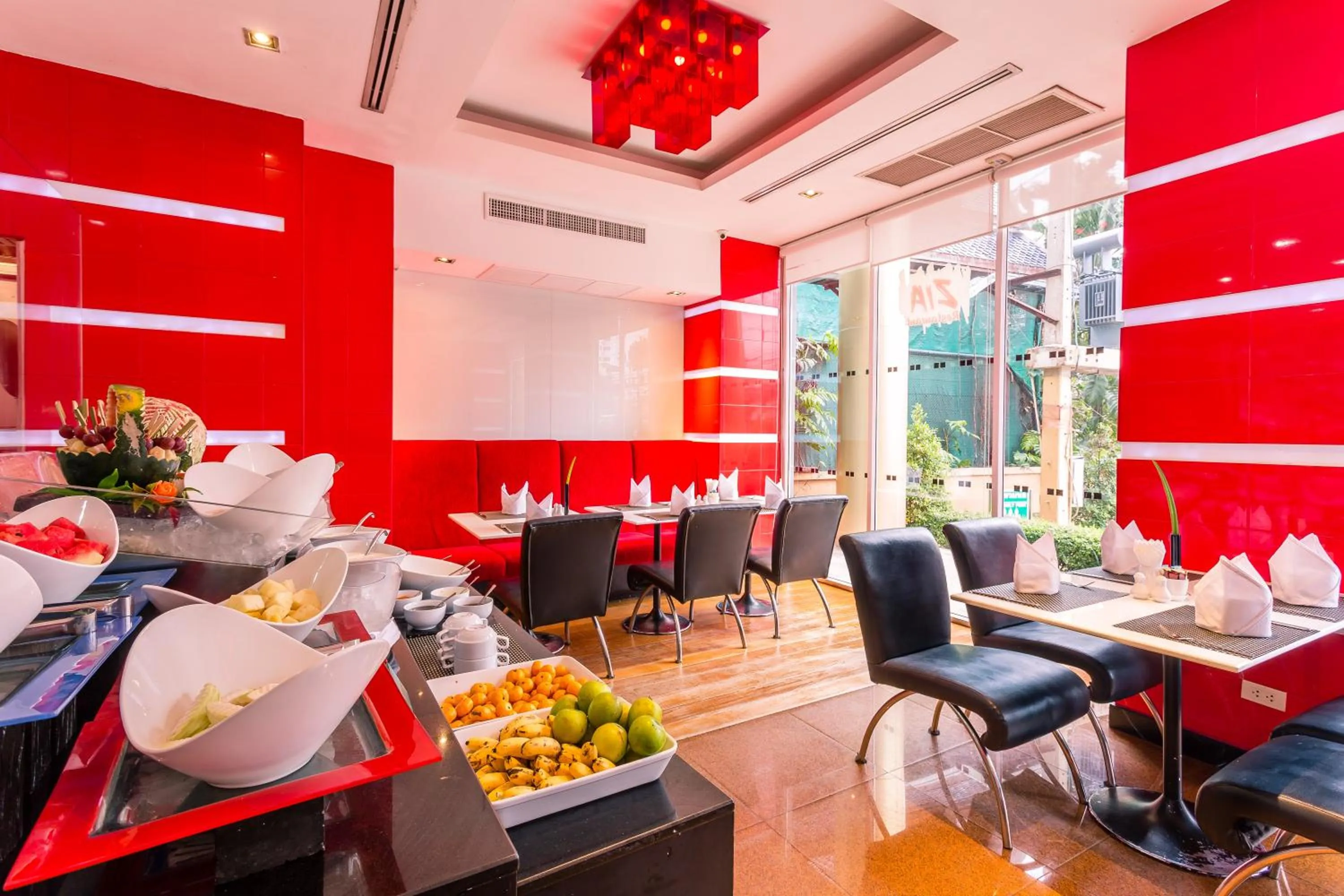 Restaurant/places to eat in Nova Platinum Hotel