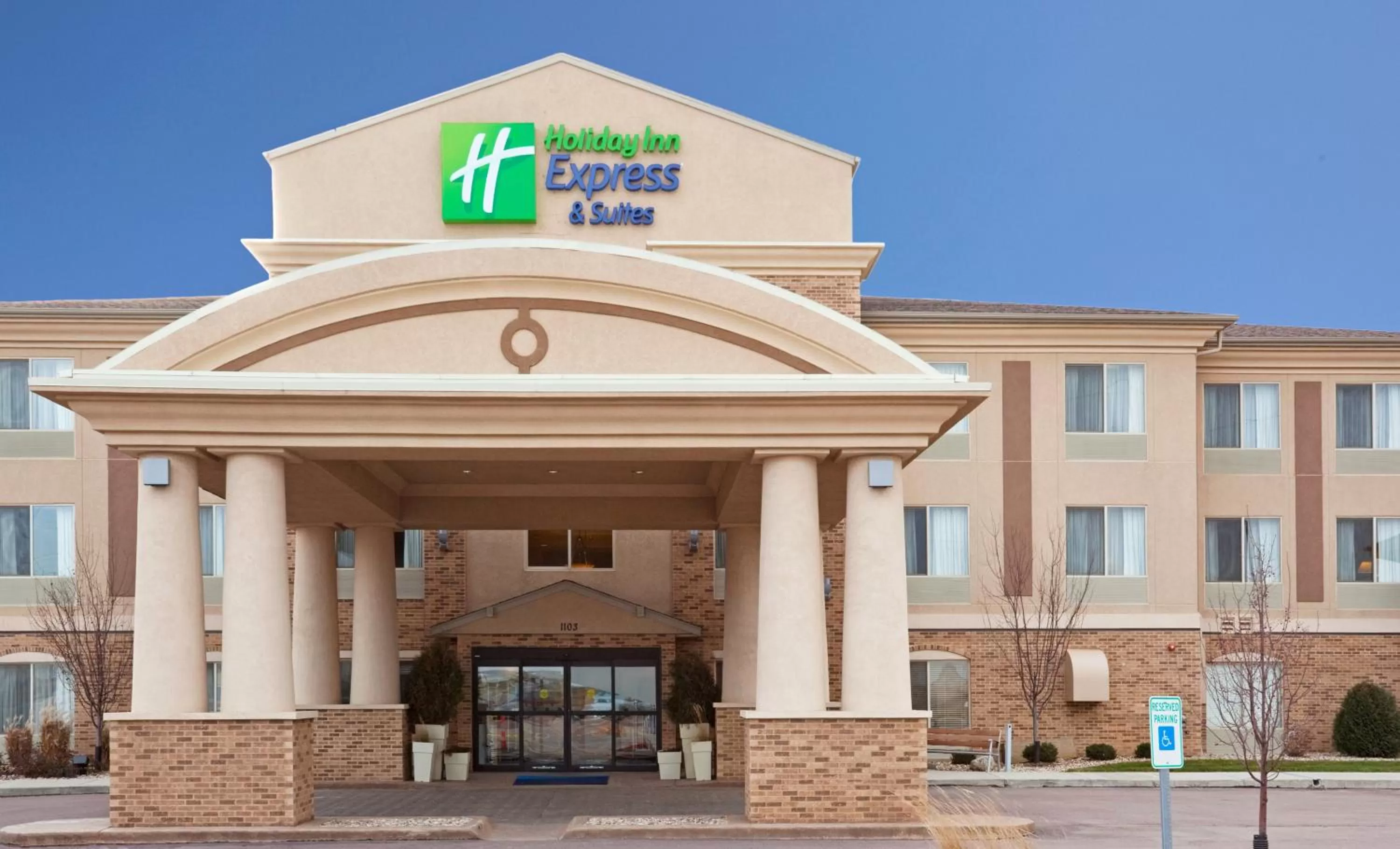 Property building in Holiday Inn Express Hotel & Suites Sioux Falls-Brandon by IHG