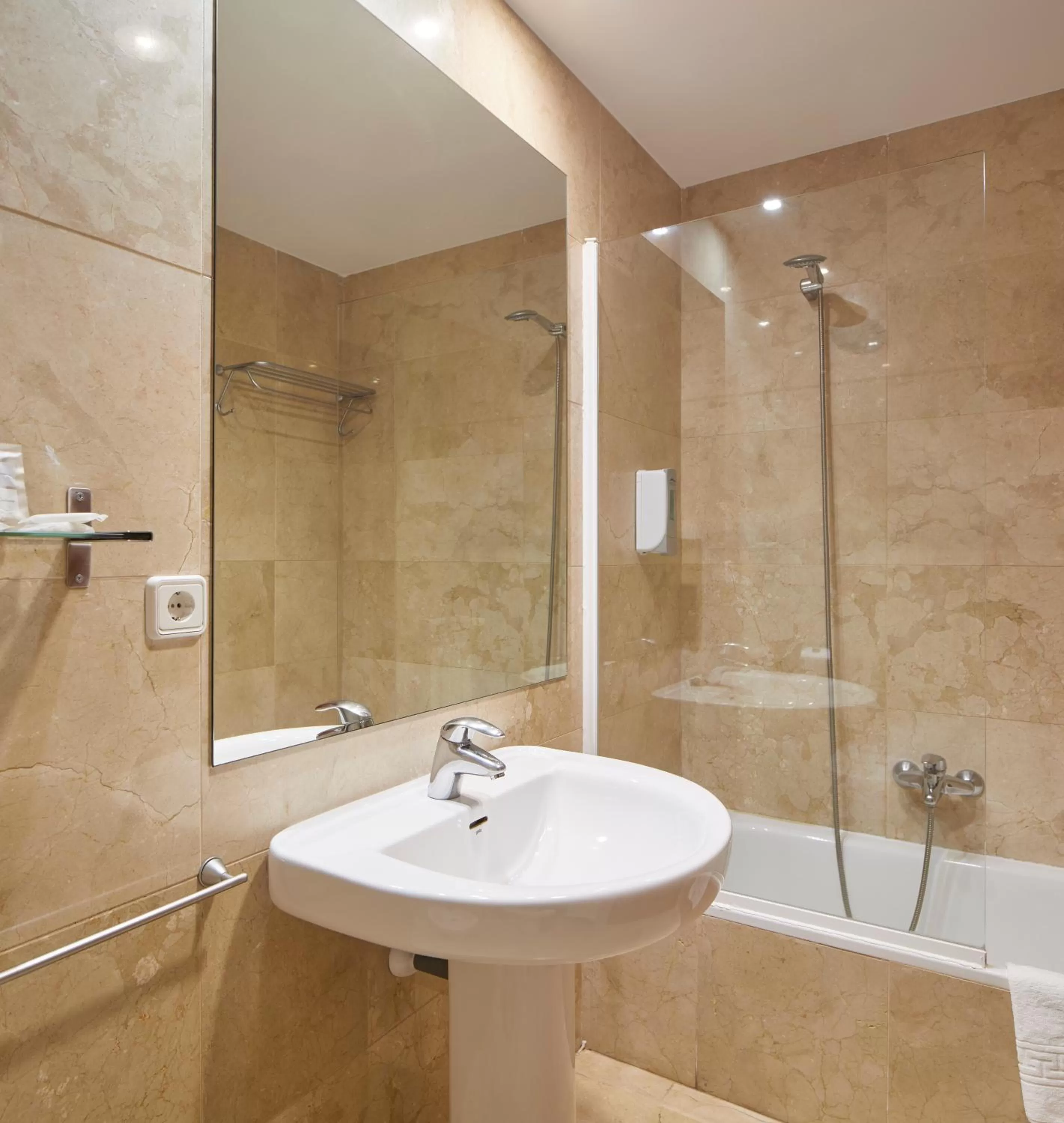 Suite in Hotel Logroño Avda de Madrid 25