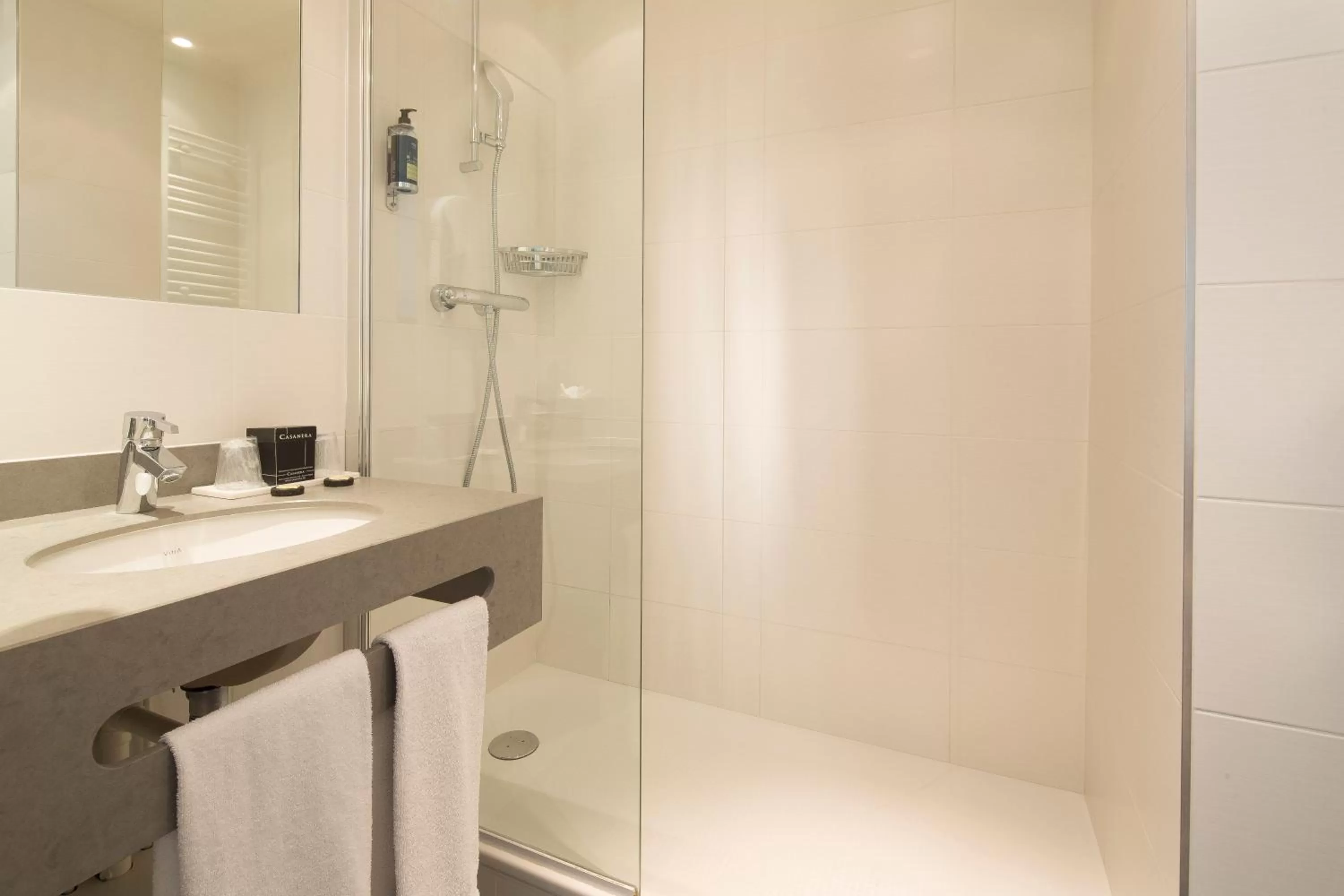 Shower in Hôtel Albert 1er Paris Lafayette