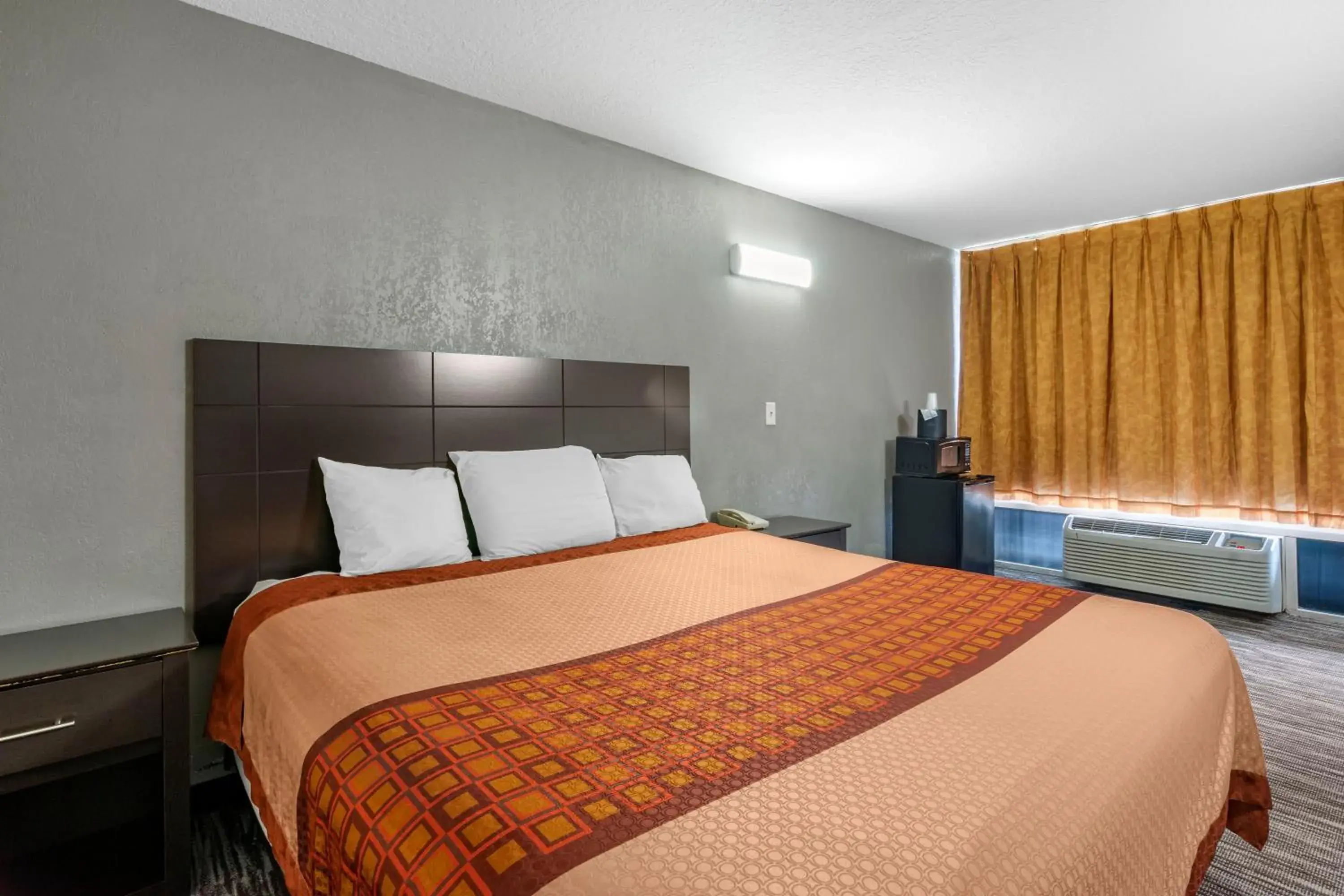 King Room - Smoking in Rodeway Inn Clearwater-Largo King Room - Smoking in Rodeway Inn Clearwater-Largo