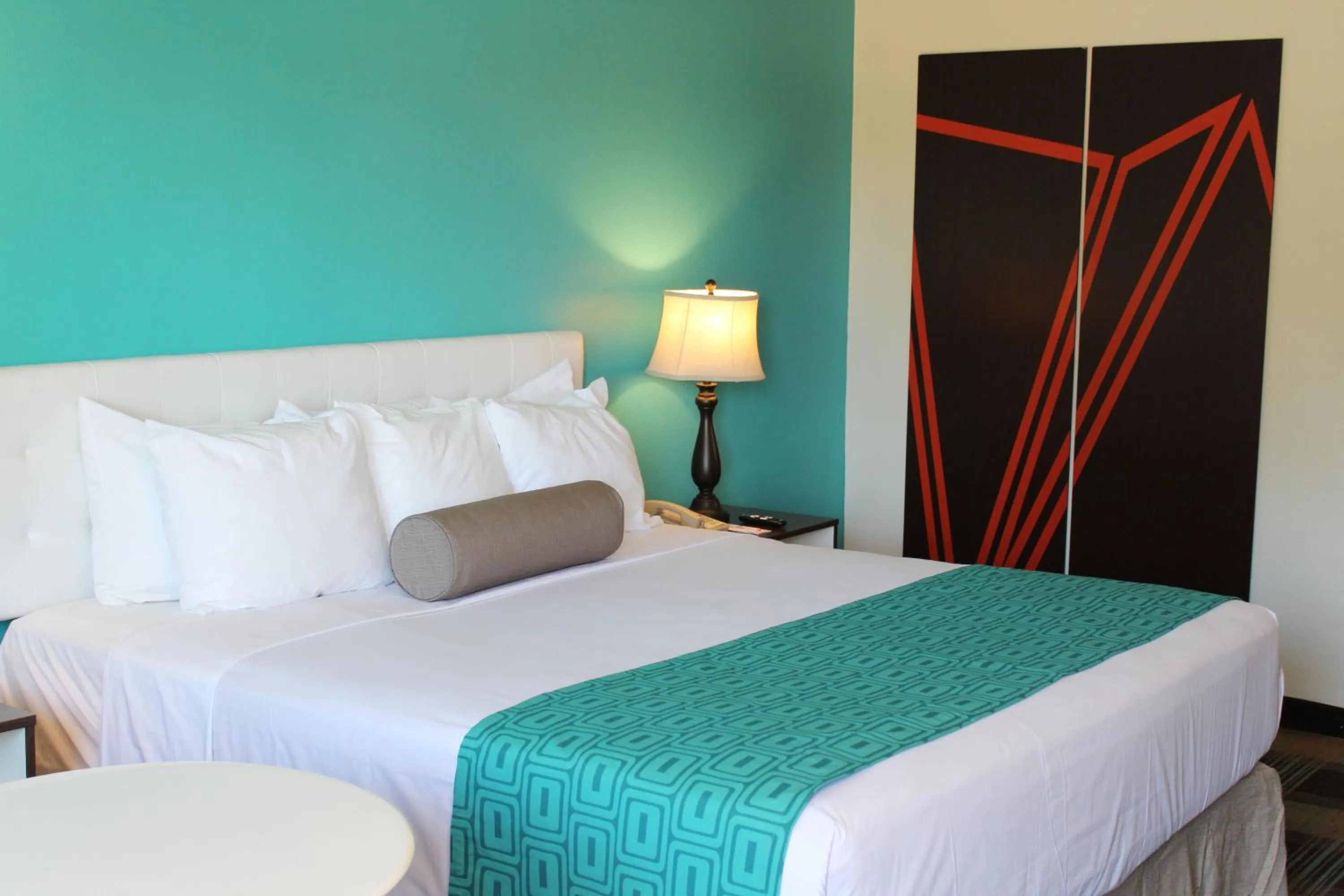 Property building, Bed in Howard Johnson by Wyndham San Diego Hotel Circle