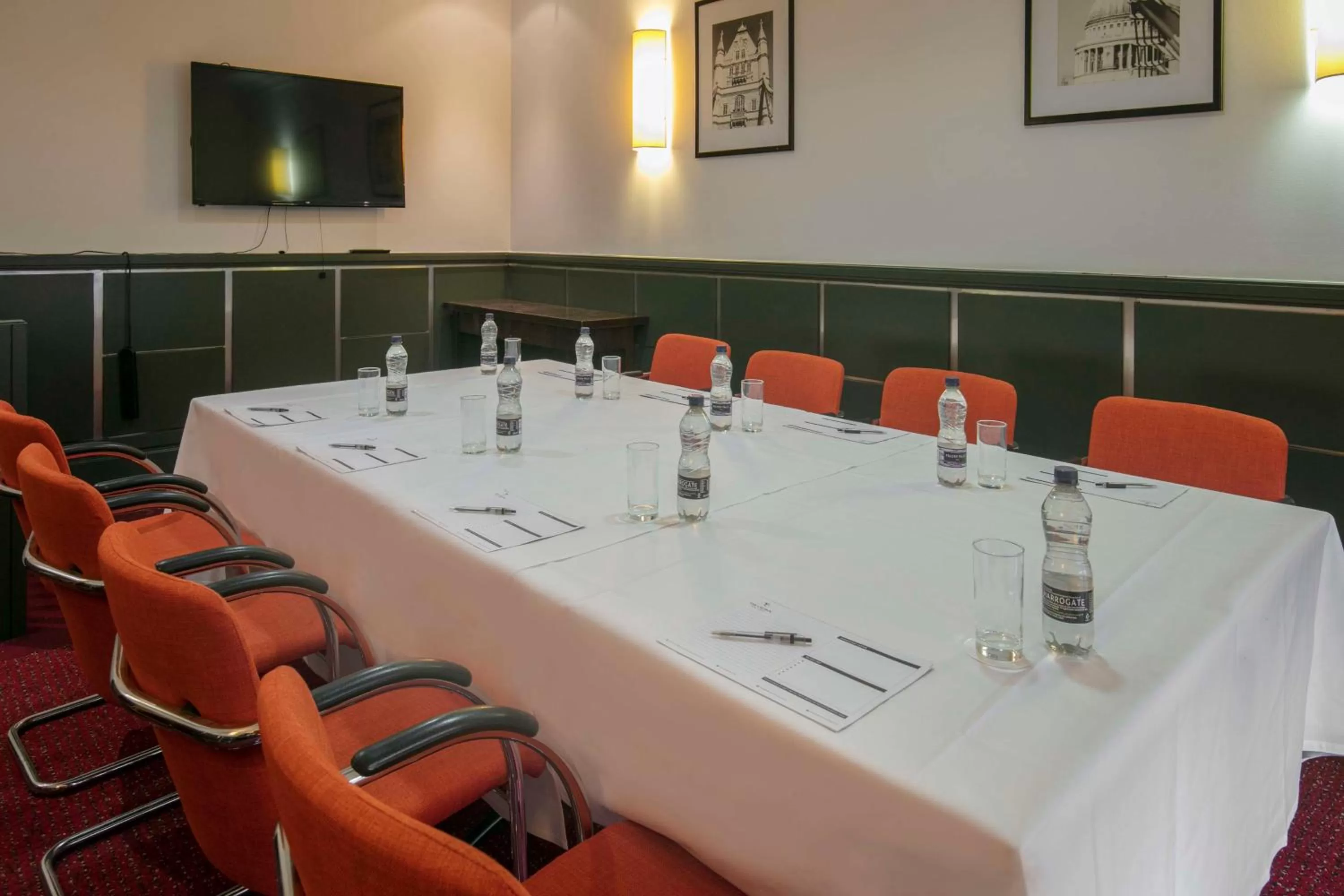 Meeting/conference room in The Crown London, WorldHotels Distinctive