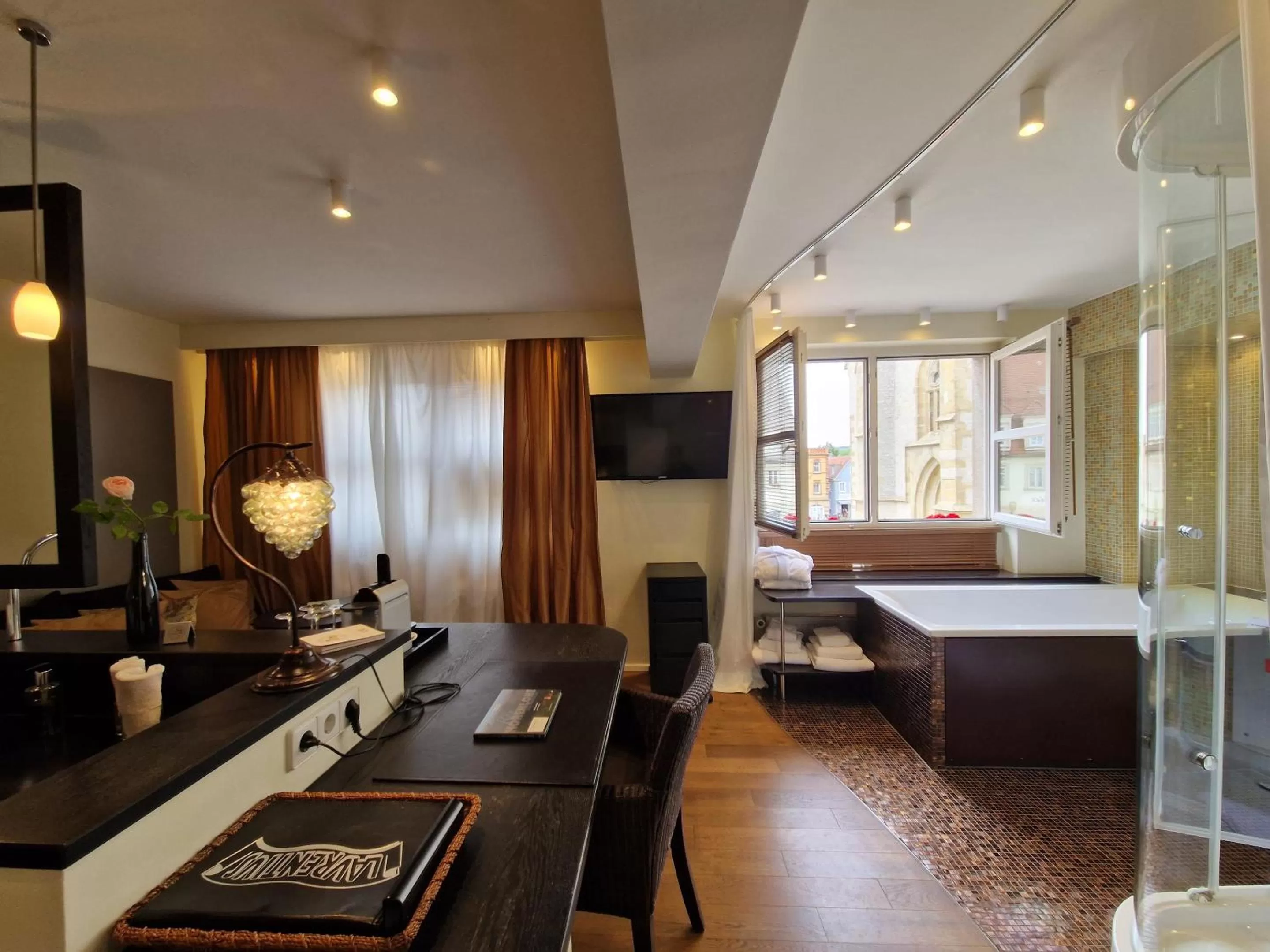 Shower, Bed in Laurentius Boutique-Hotel & Restaurant