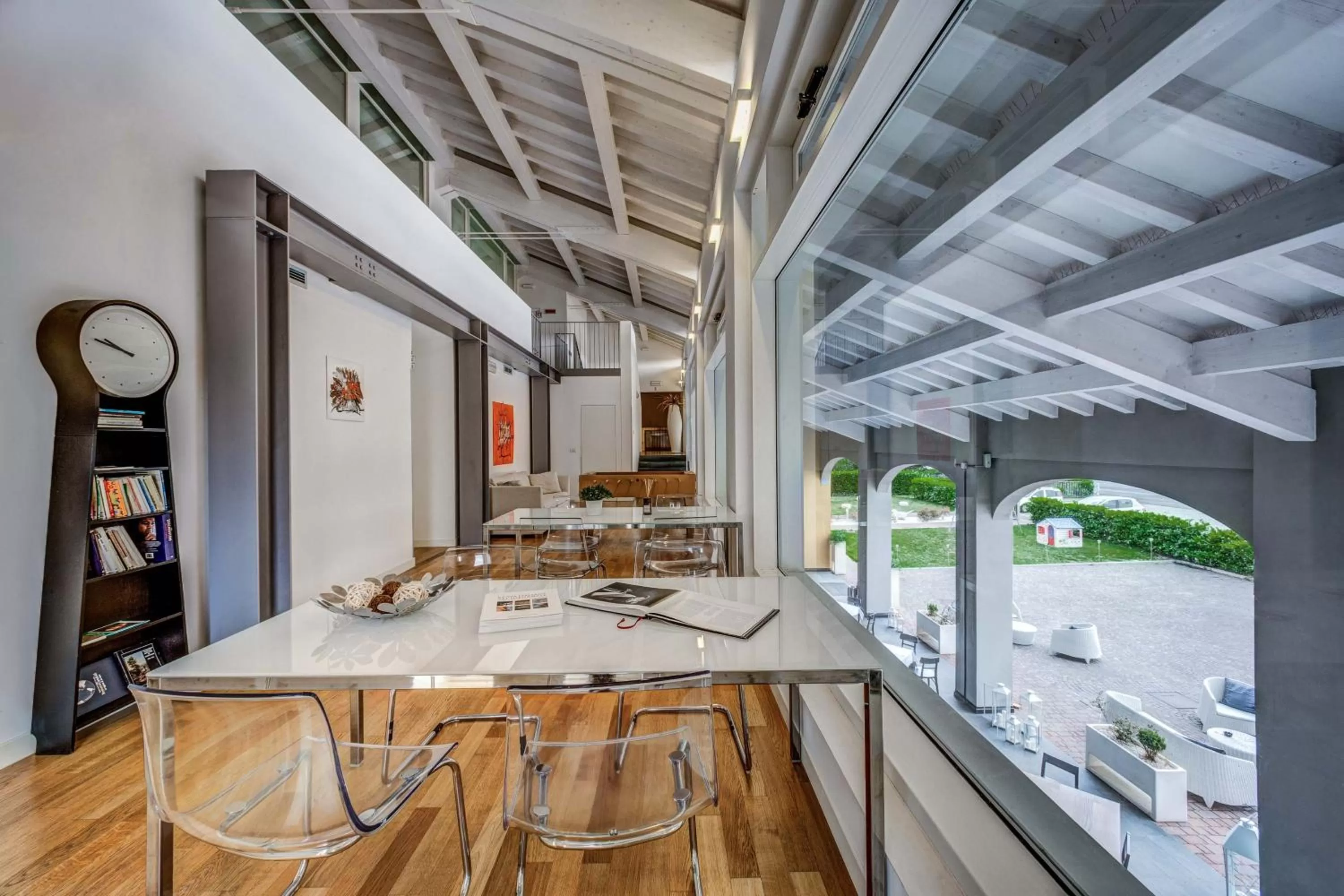 Communal lounge/ TV room in Hotel Forlanini 52