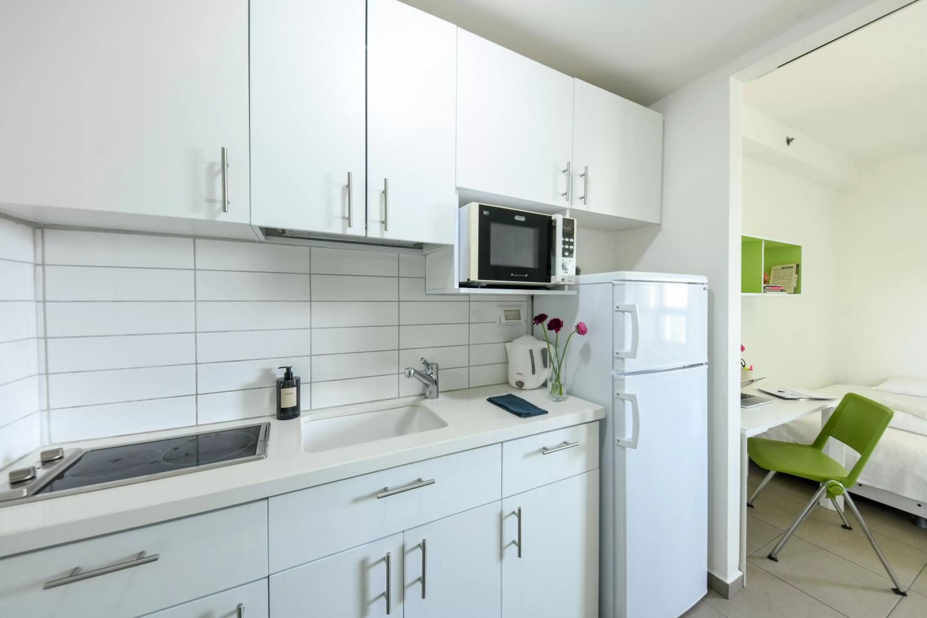 Kitchen or kitchenette in דירות גני תערוכה - TLV university apartments near Expo by Sea N' Rent
