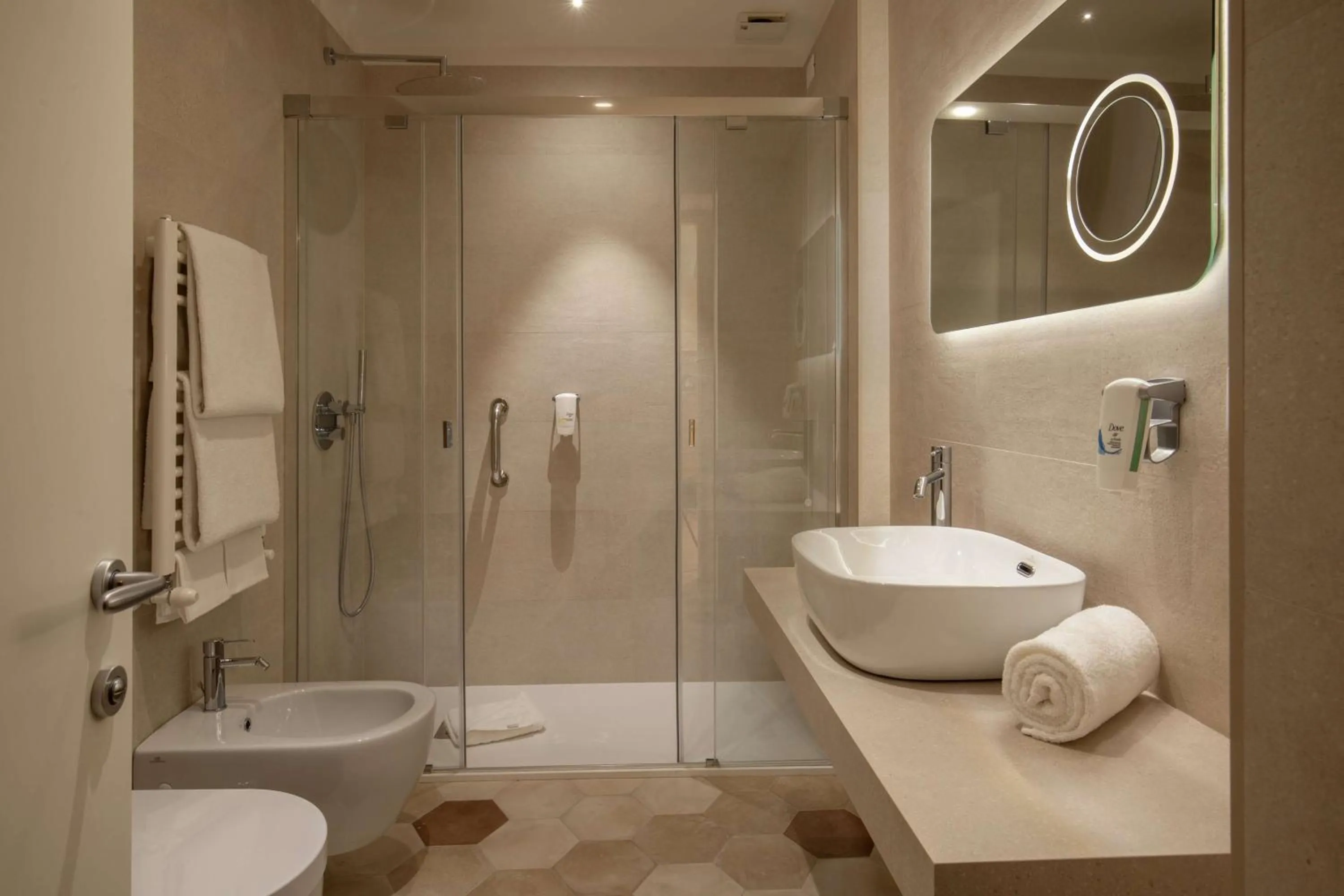 Bathroom in Cosmopolita Hotel Rome, Tapestry Collection by Hilton