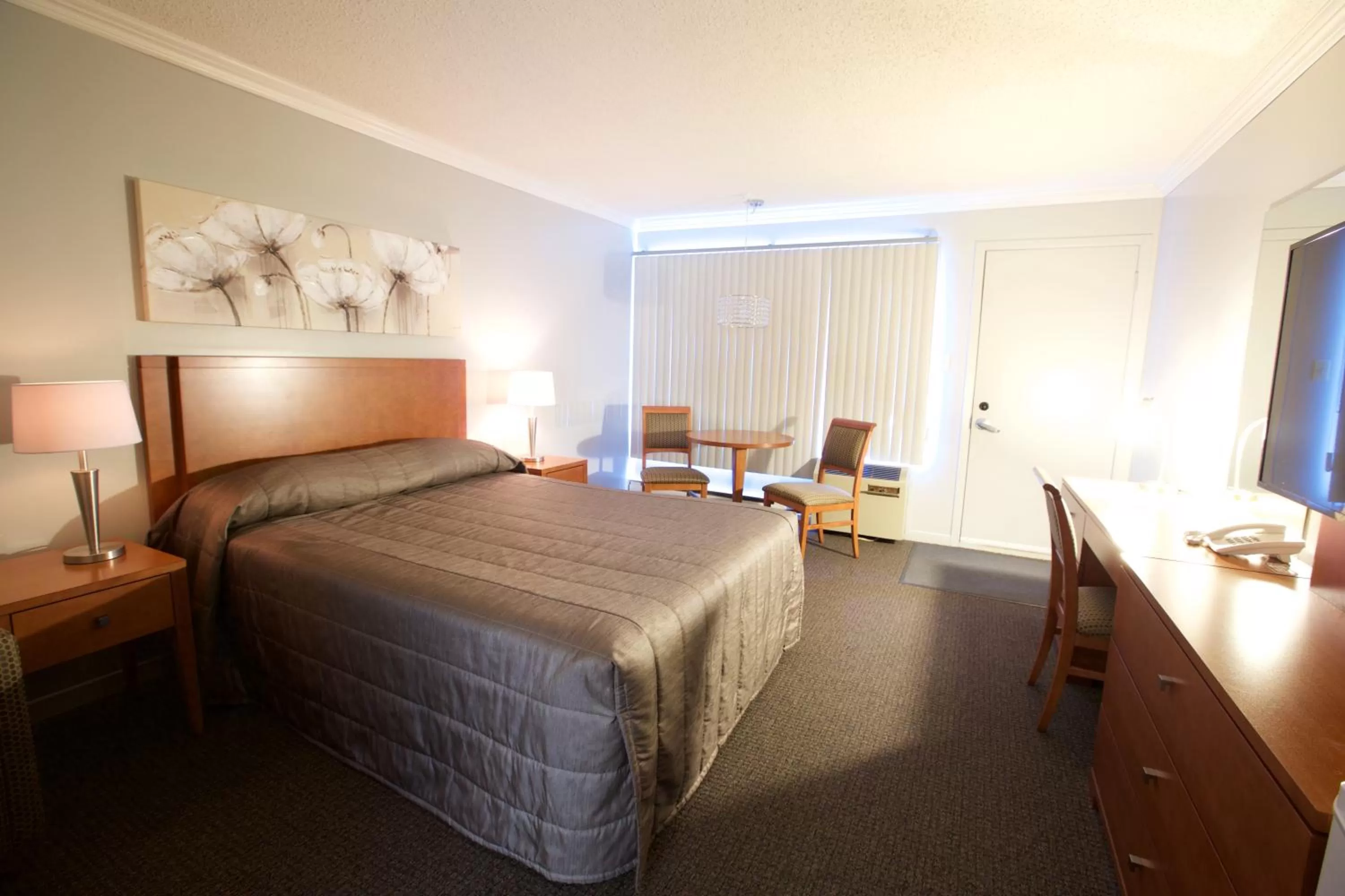 Photo of the whole room, Bed in Motel Le Voyageur