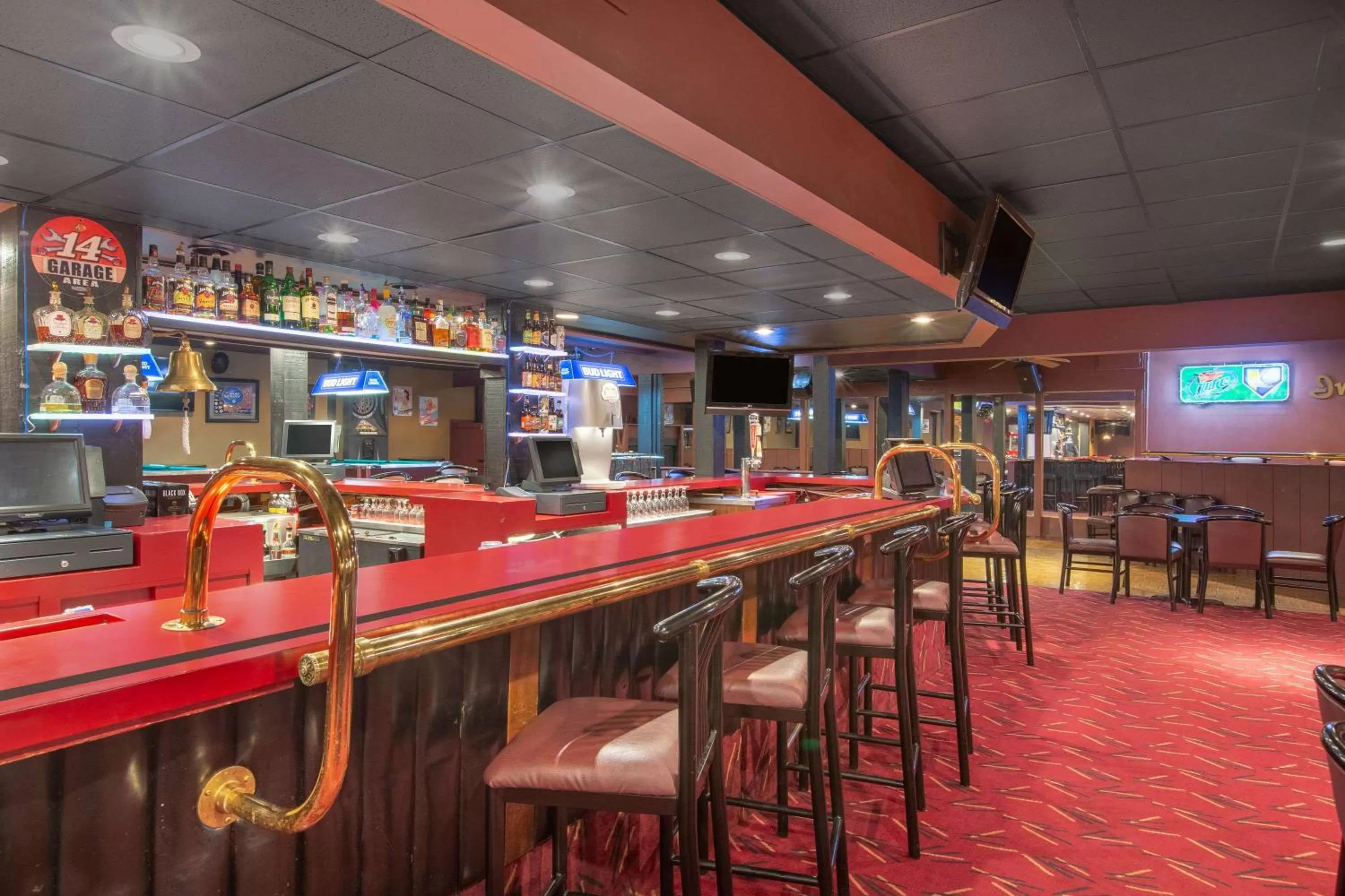 Lounge or bar in Ramada by Wyndham Midtown Grand Island