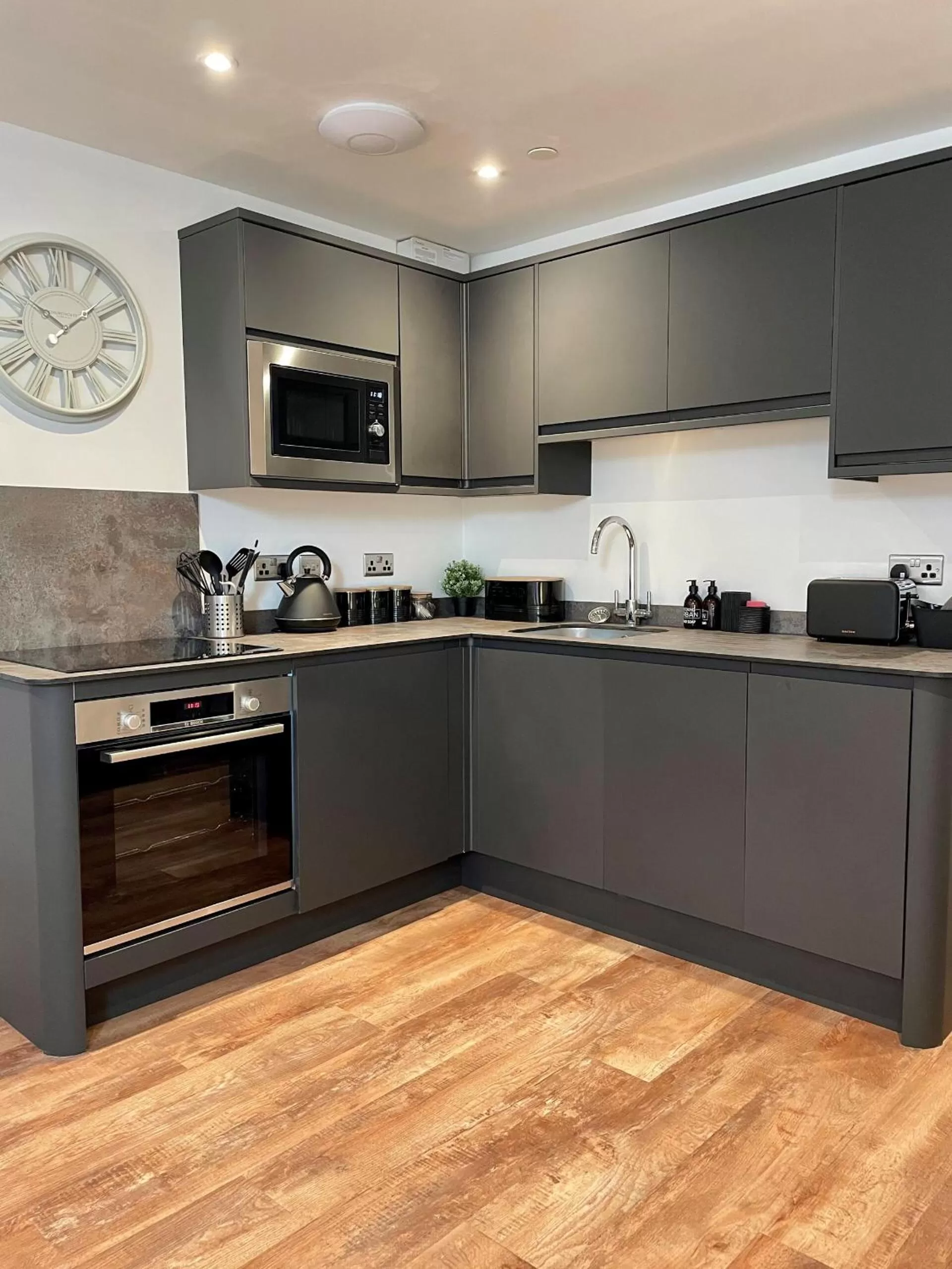 Bedroom, Kitchen/Kitchenette in The Onley - Booking Urban