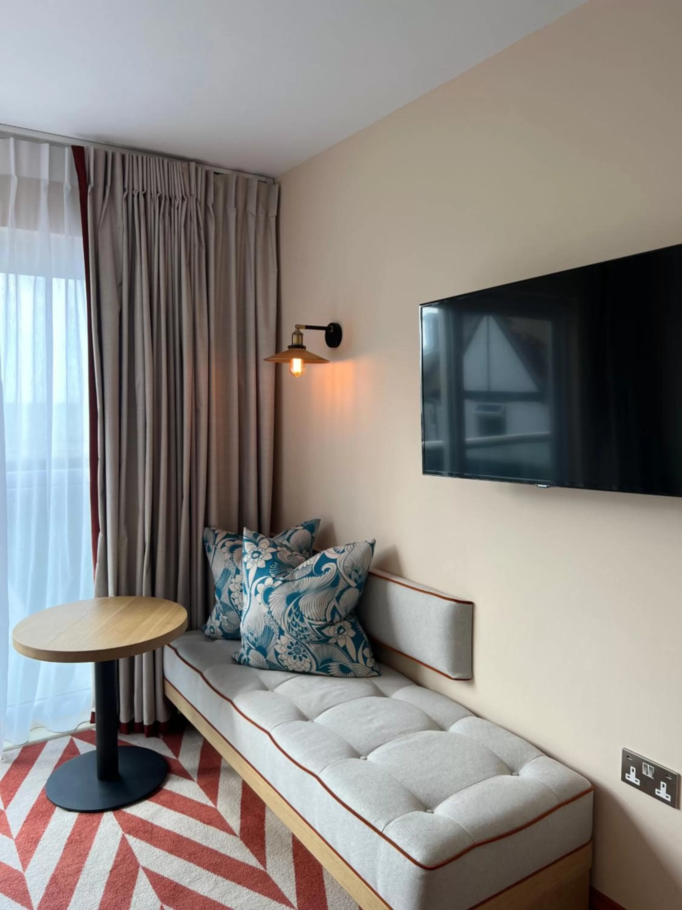 Seating area, Bed in The Relais Cooden Beach and Spa
