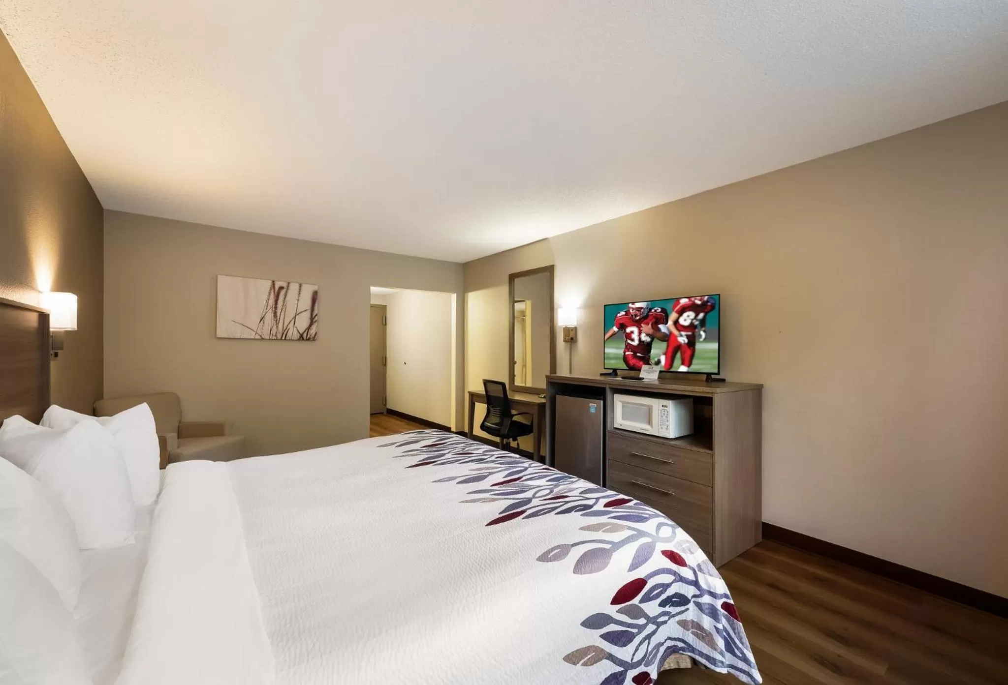 Photo of the whole room, Bed in Red Roof Inn Painted Post