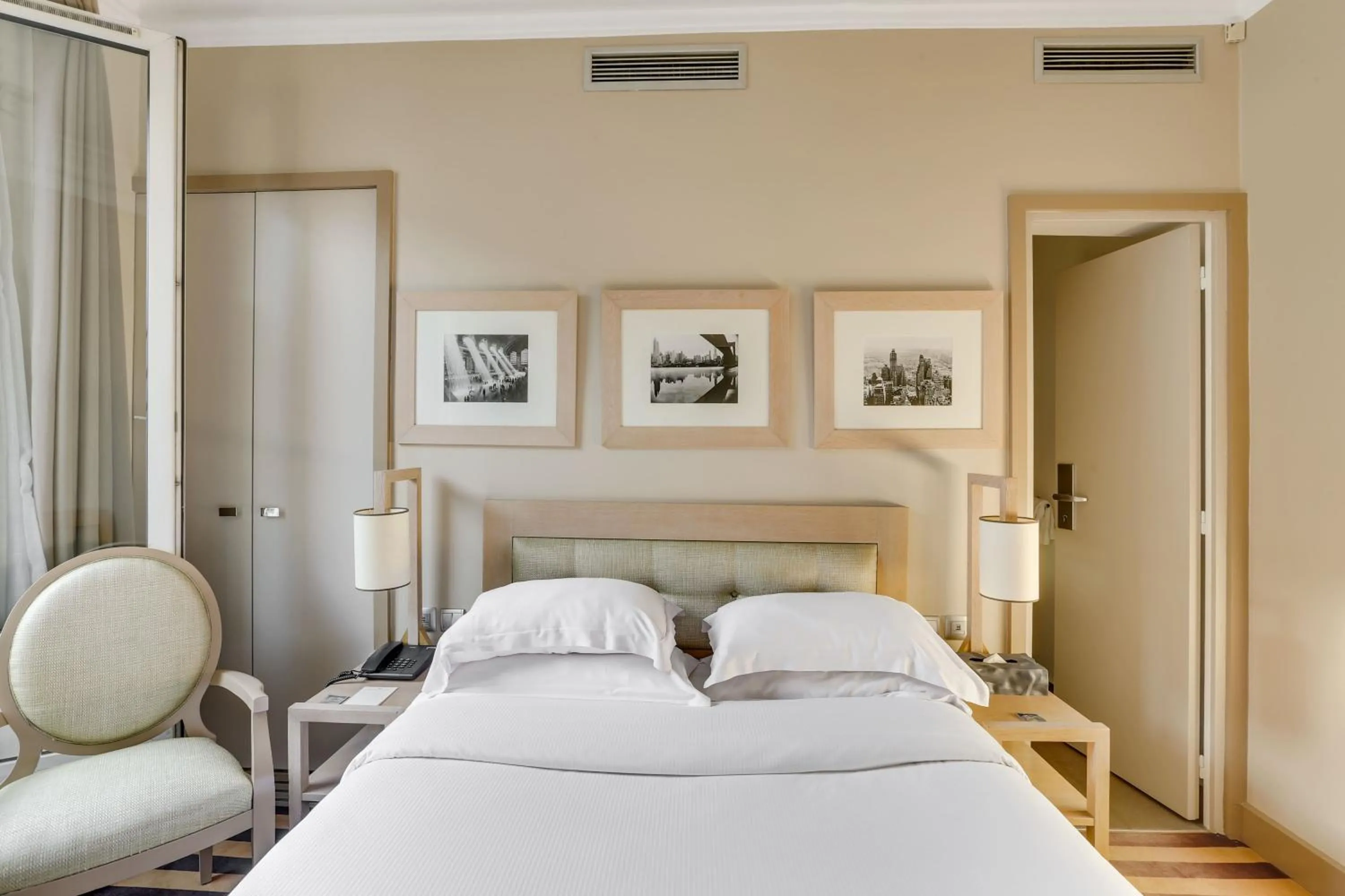 Photo of the whole room, Bed in Hotel Duret Paris Champs Elysées