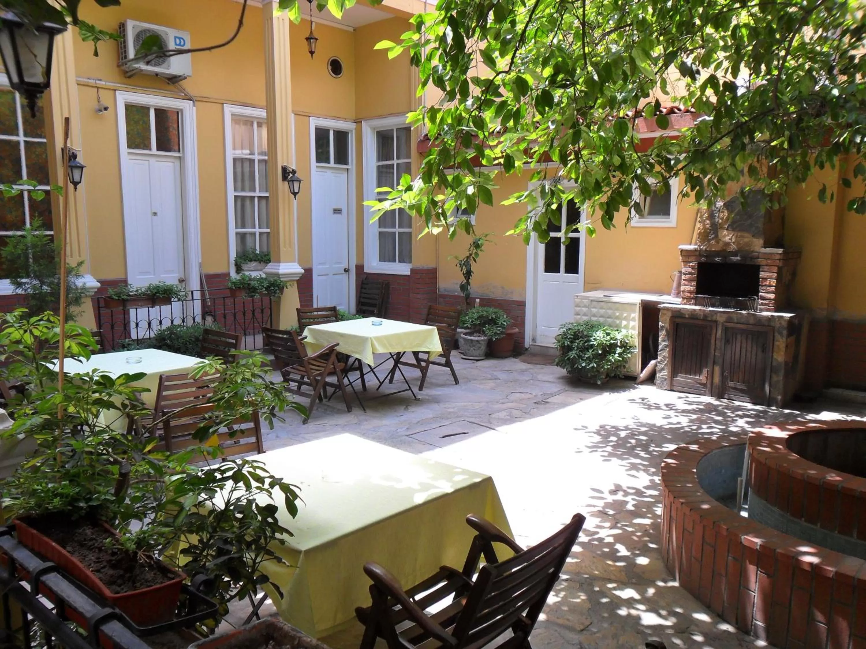 Restaurant/places to eat in Antikhan Hotel