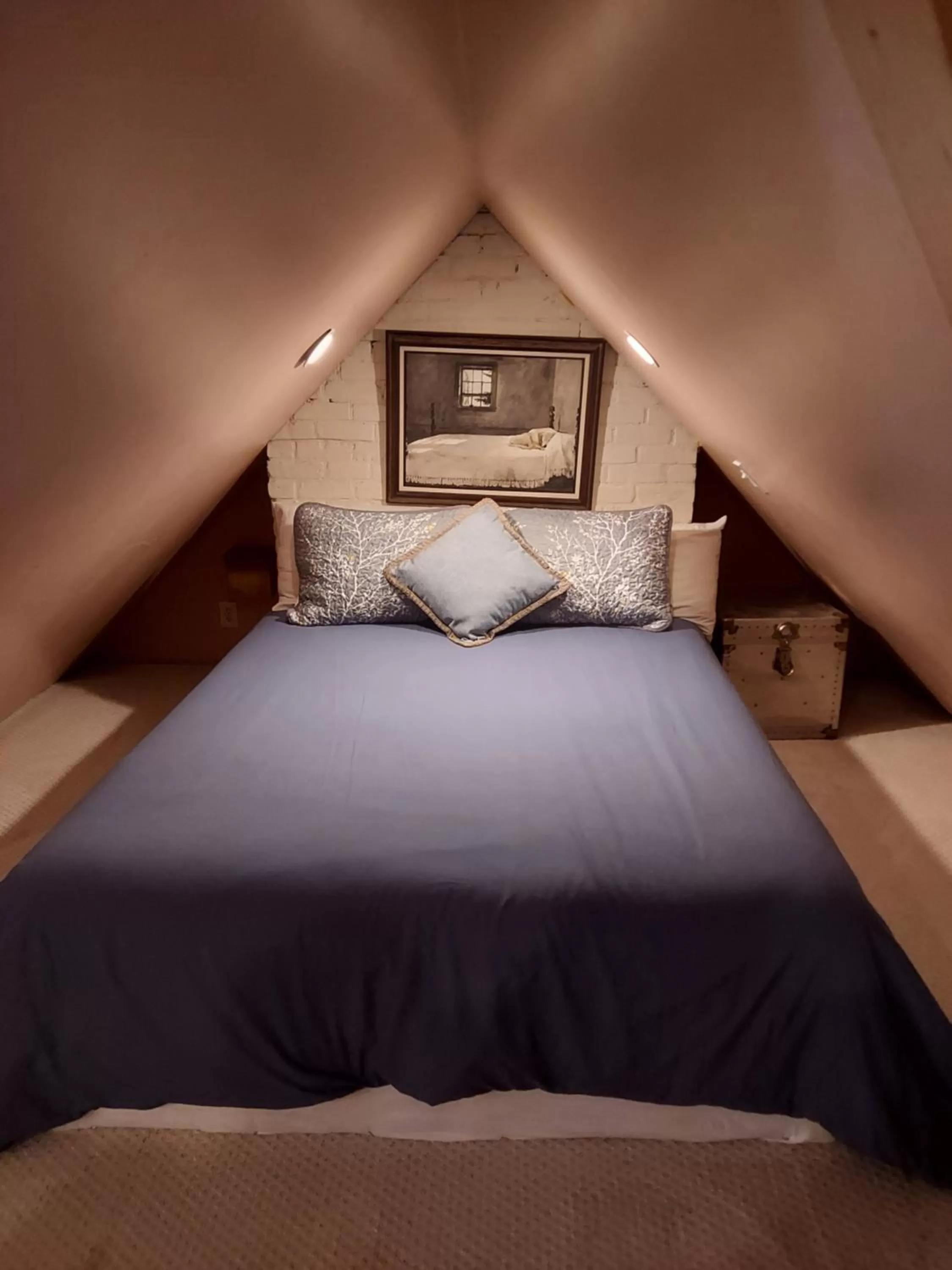 Bed in The Fresh Coast Inn at Ludington