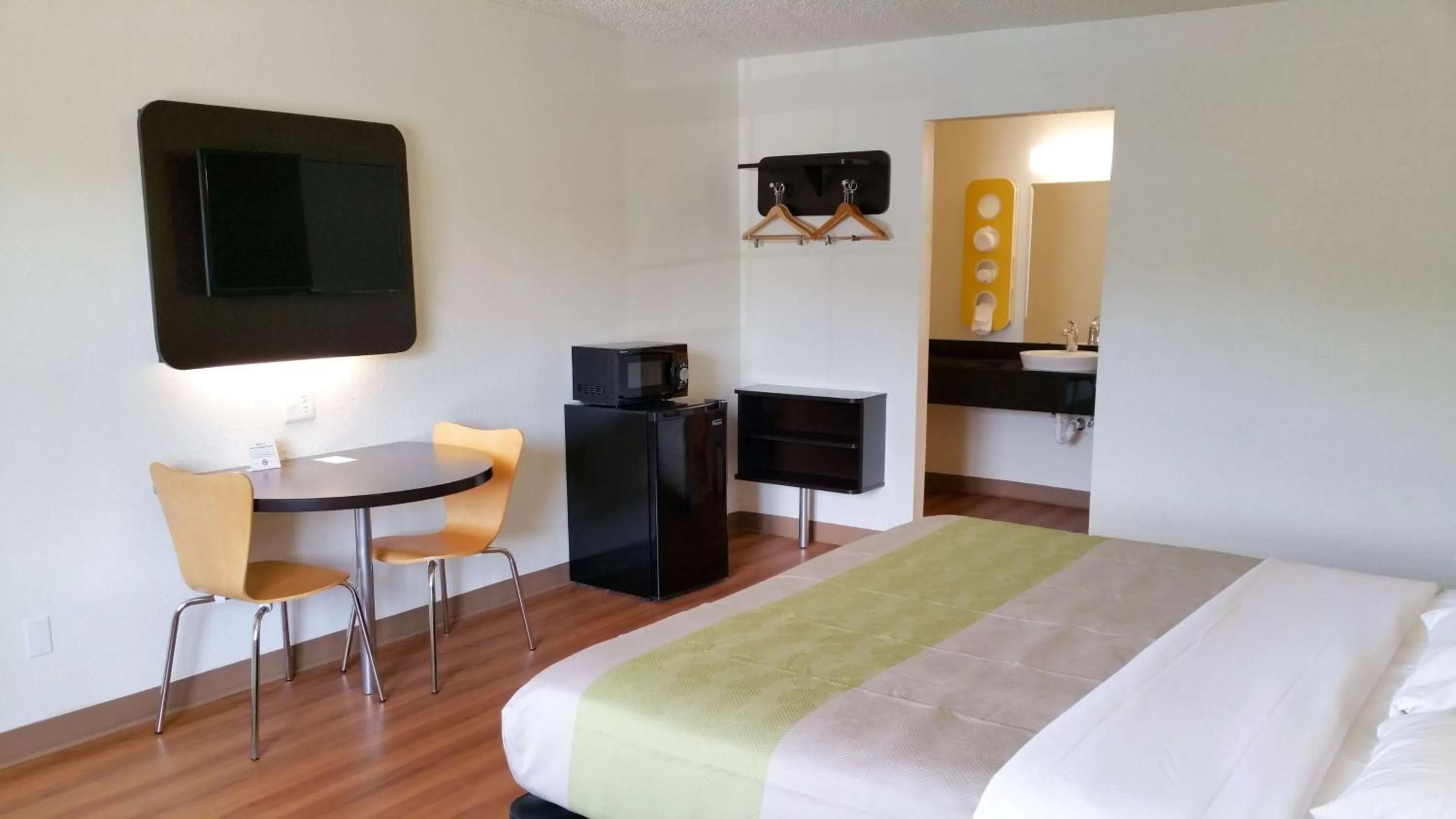 Bedroom, Bed in Motel 6-Palestine, TX