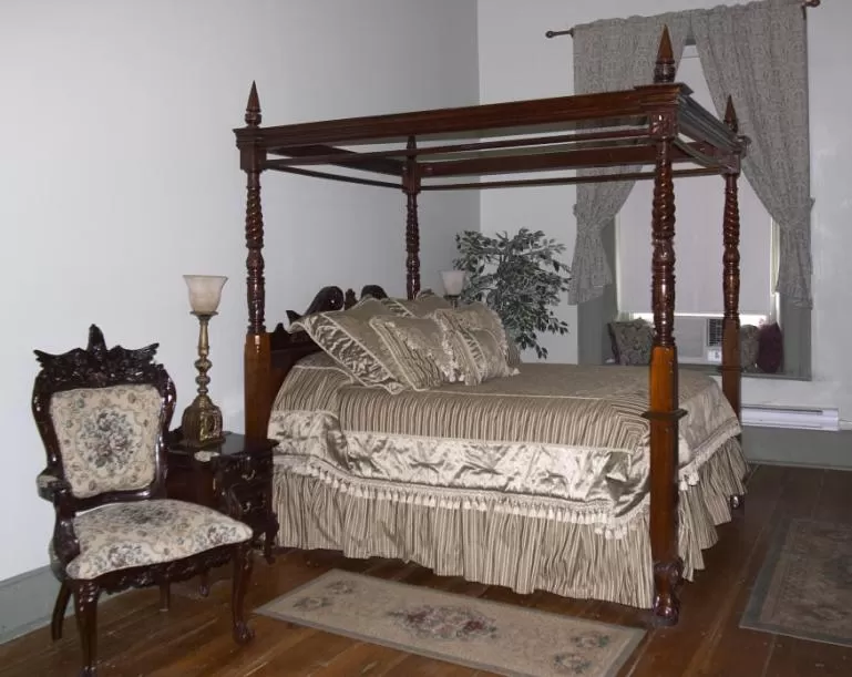 Bed in Baldachin Inn