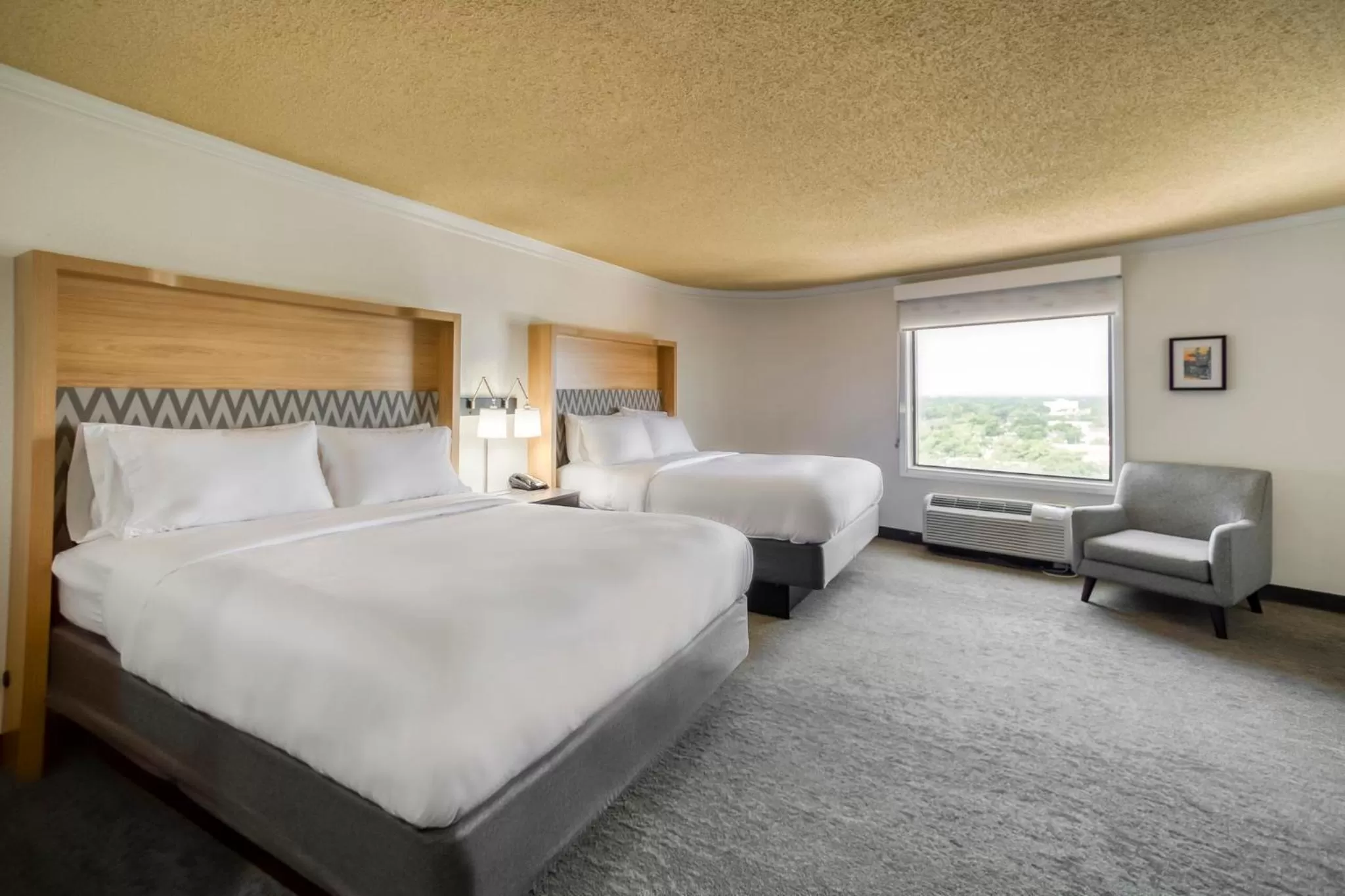 Photo of the whole room, Bed in Holiday Inn Mobile Downtown Historic District by IHG