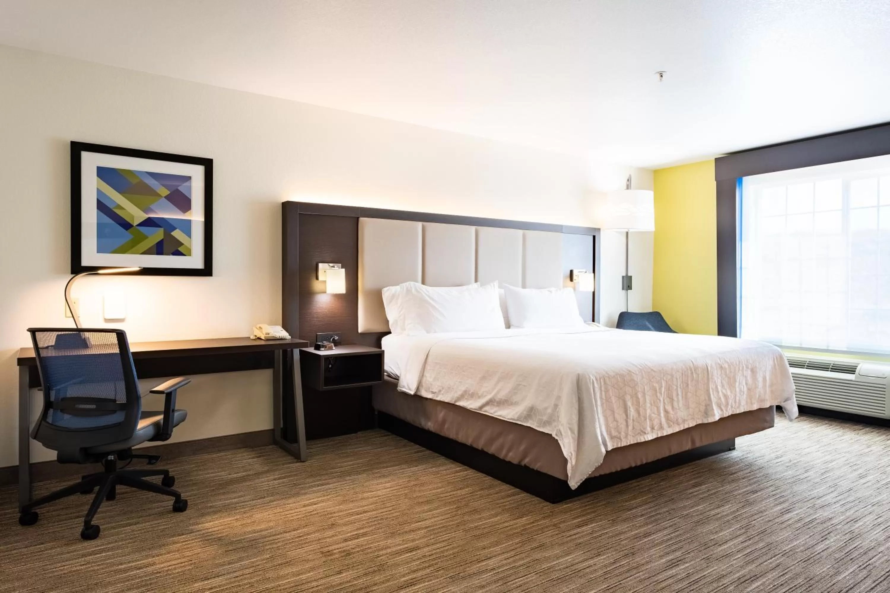 Photo of the whole room, Bed in Holiday Inn Express Hotel & Suites Evanston by IHG