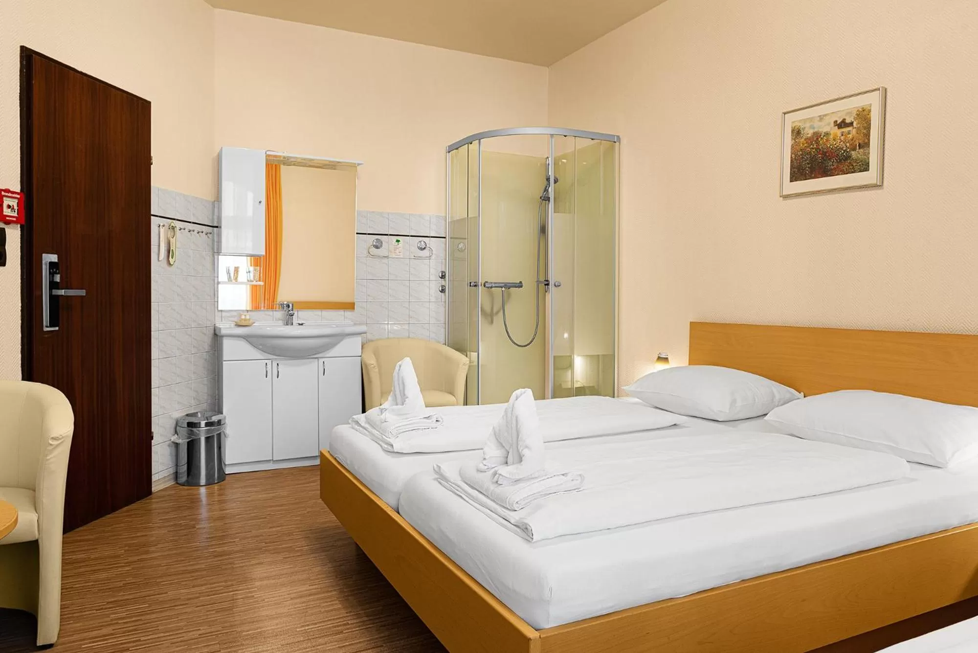 Shower, Bed in Hotel-Pension Wild