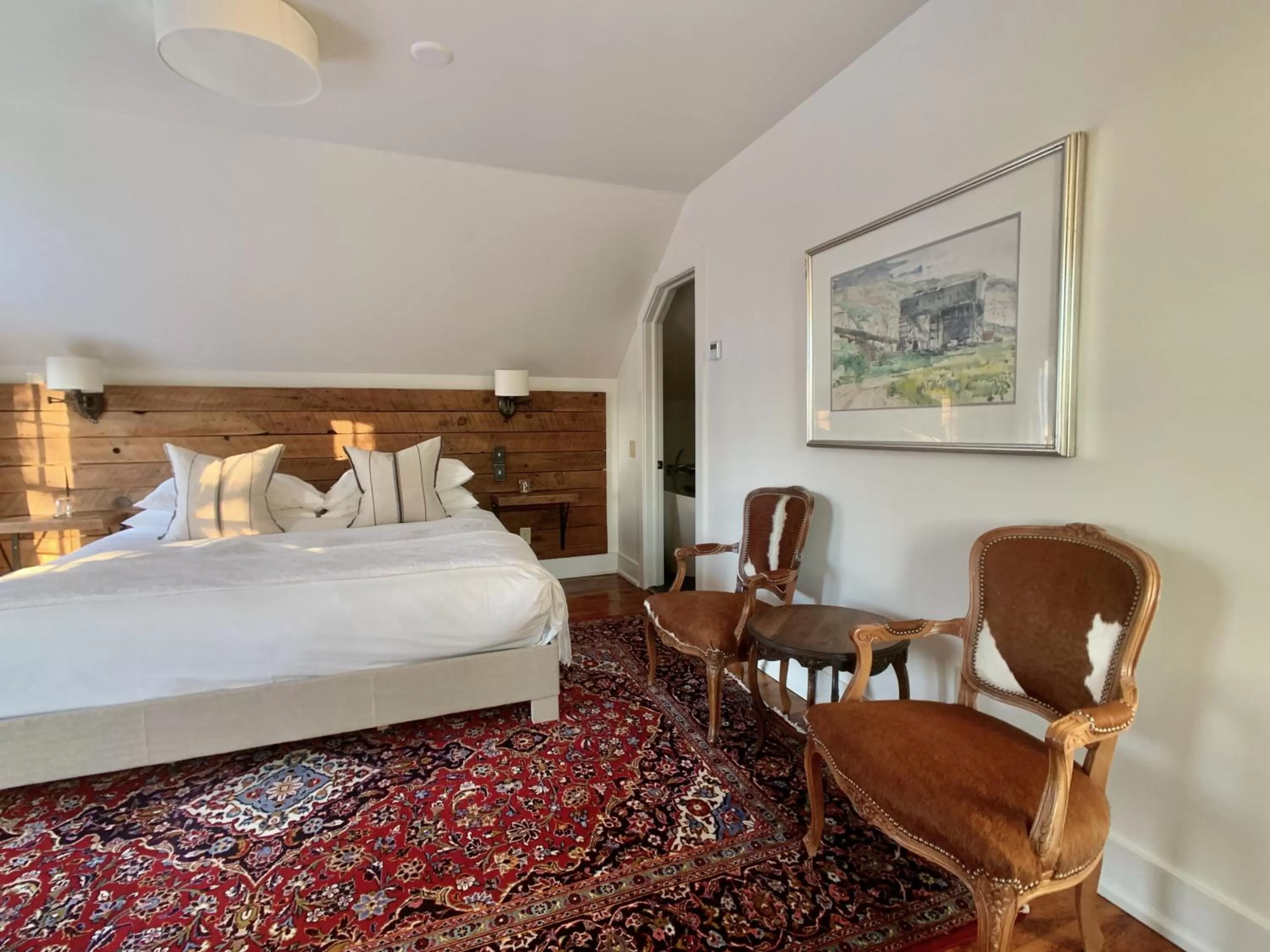 Photo of the whole room, Bed in Woodbourne Inn