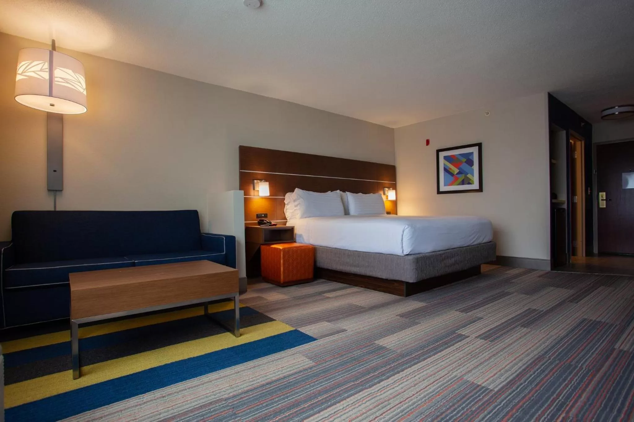 Photo of the whole room, Bed in Holiday Inn Express & Suites Atlanta Perimeter Mall Hotel by IHG