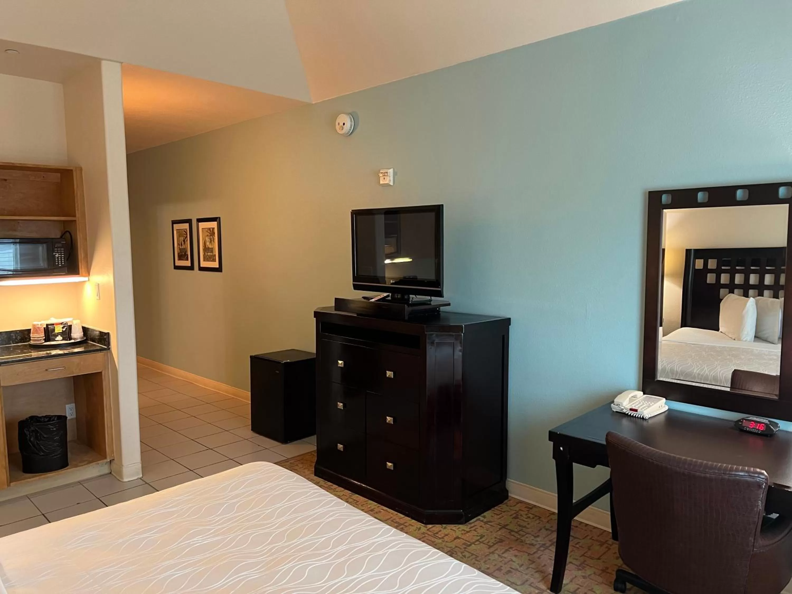 TV and multimedia, Bed in Sunchase Inn & Suites
