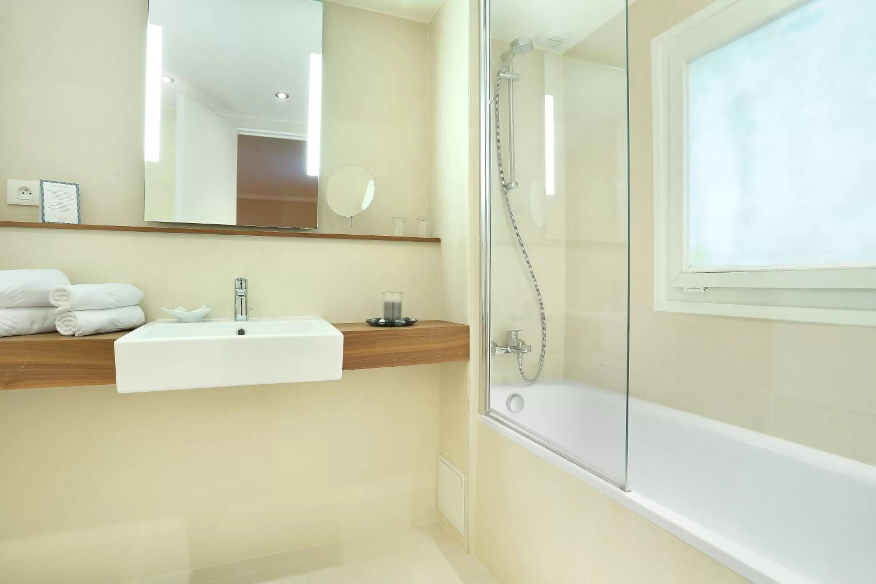 Bathroom in Maison Axel Opéra Paris