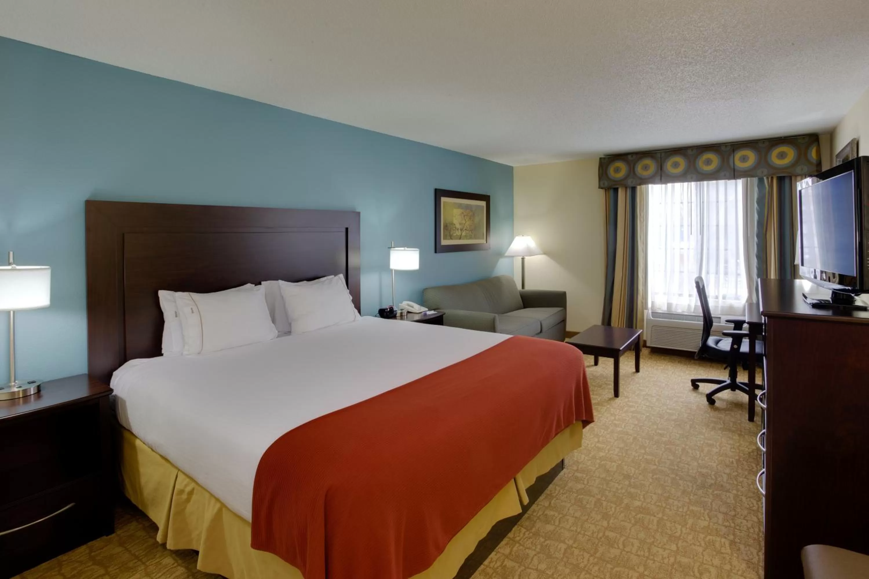 Photo of the whole room, Bed in Holiday Inn Express Winston-Salem by IHG