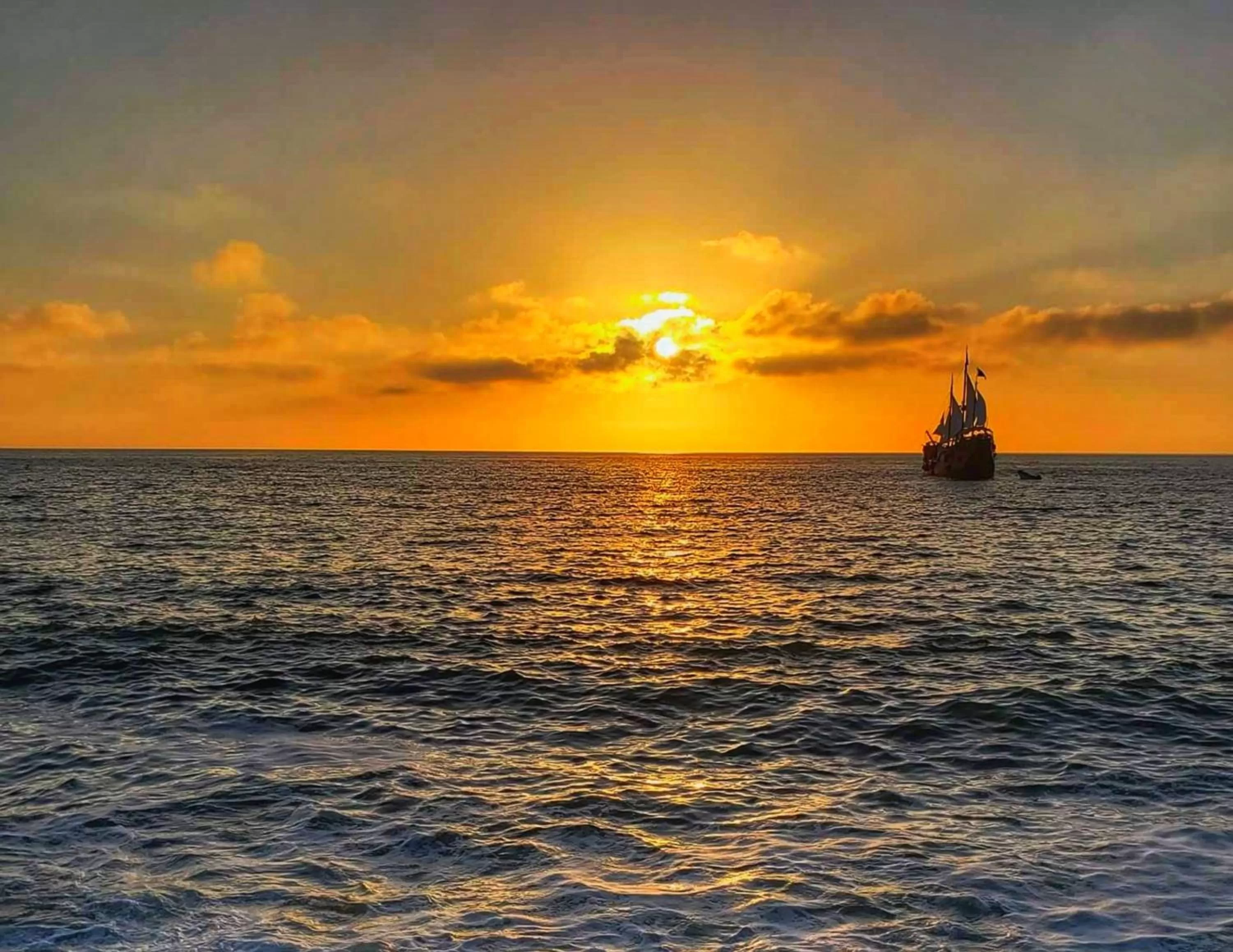 Sunset, Sunrise/Sunset in Joint Coworking Hotel