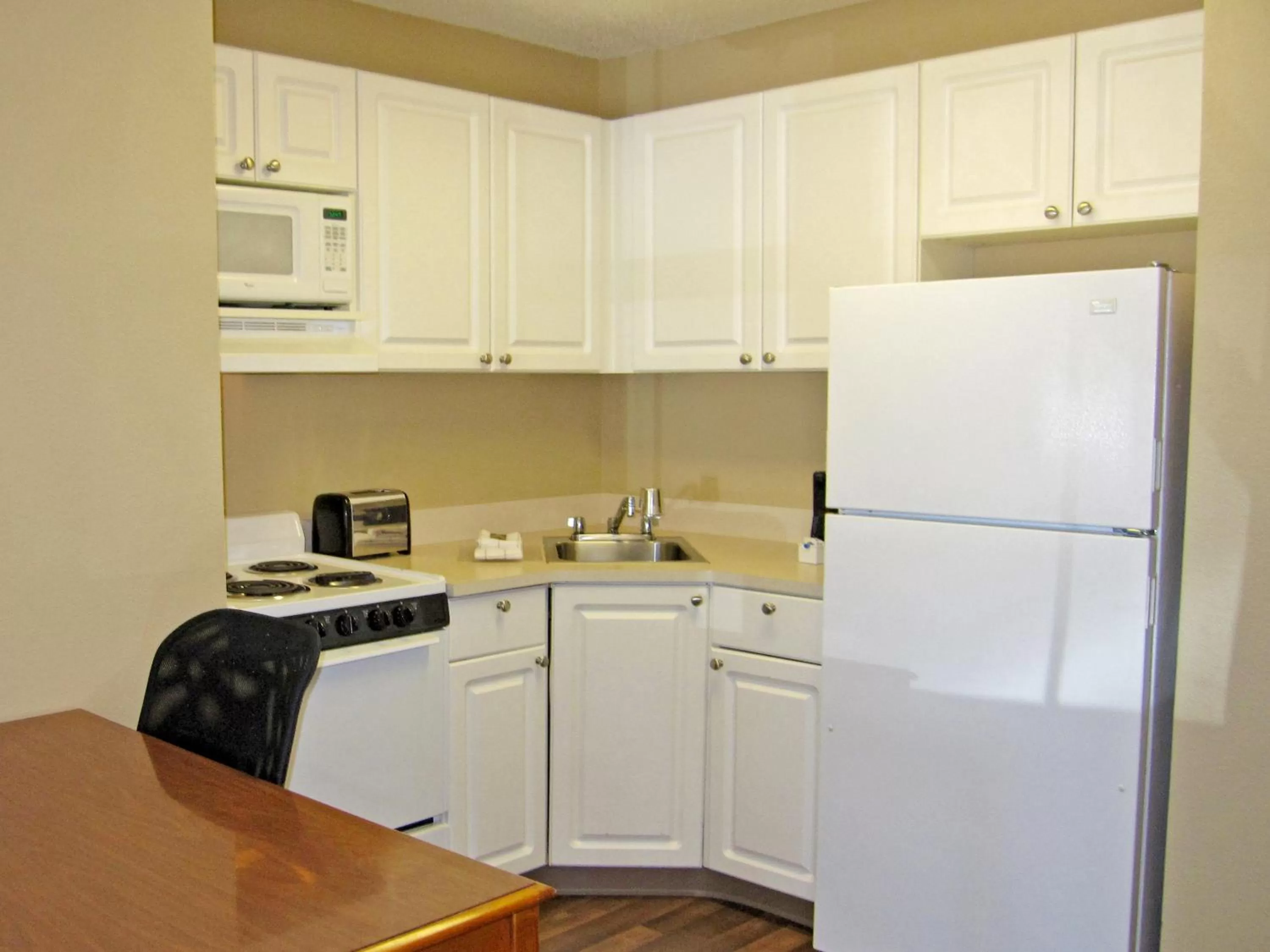 Kitchen or kitchenette in Extended Stay America Suites - Richmond - W Broad Street - Glenside - North