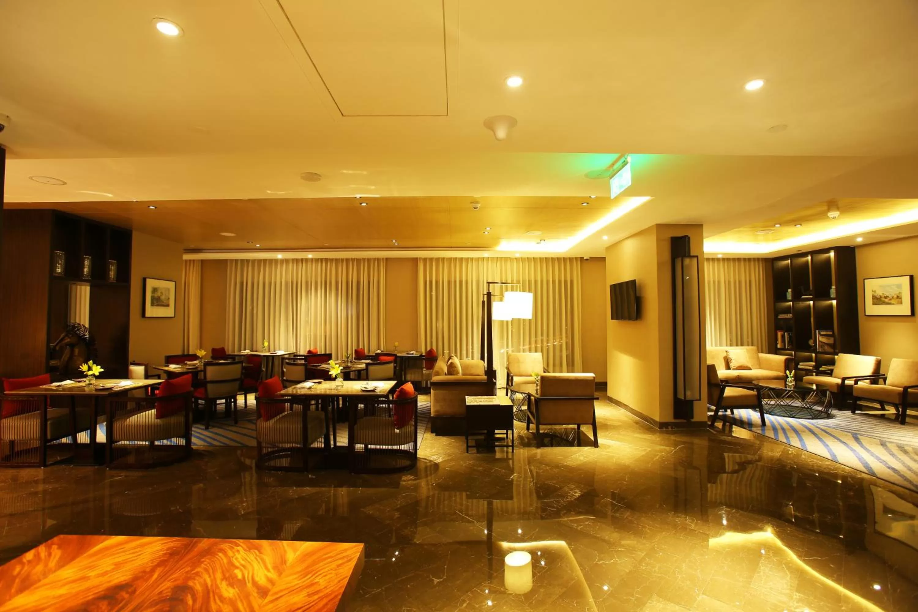 Lounge or bar in Crowne Plaza New Delhi Mayur Vihar Noida by IHG