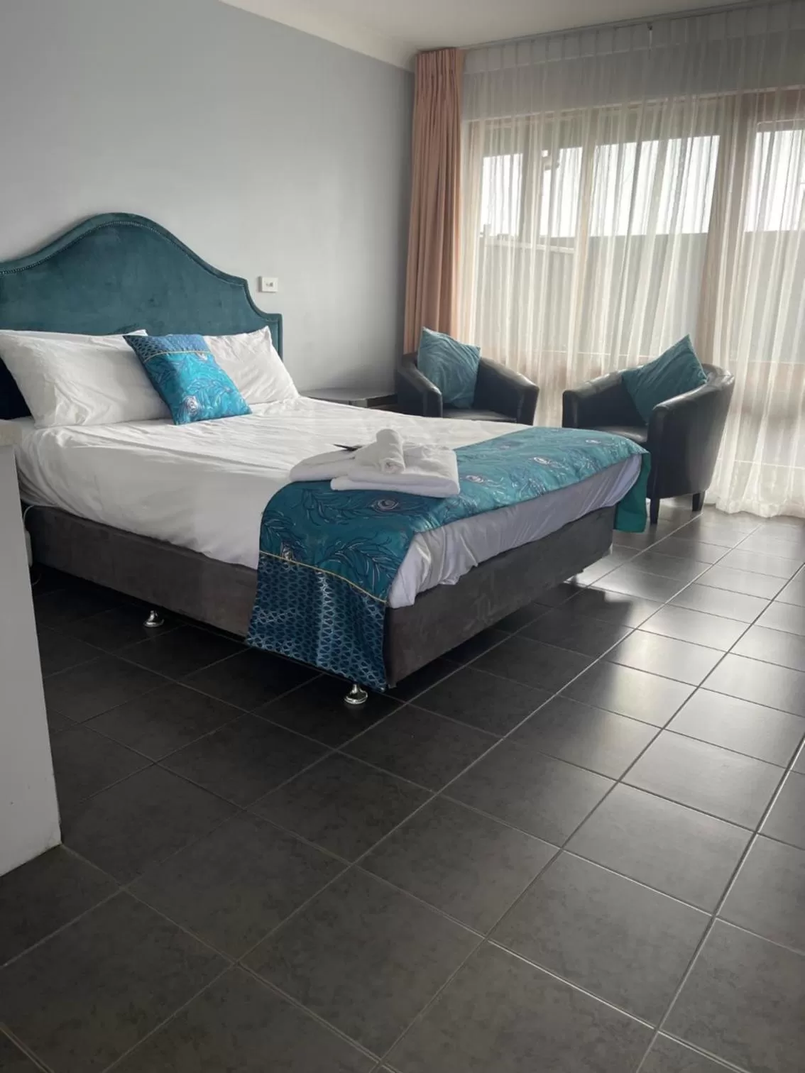 Bedroom, Bed in Town & Country Motor Inn