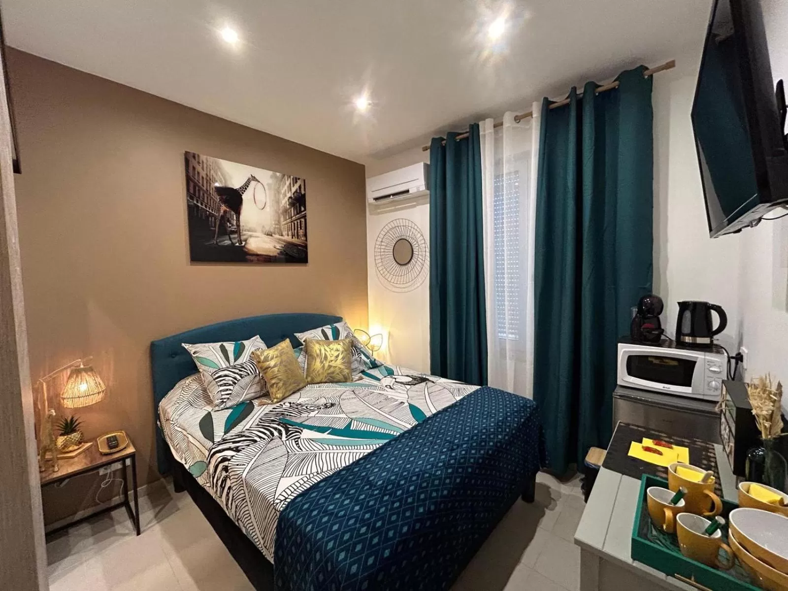 Bedroom, Bed in LA MADDYSON