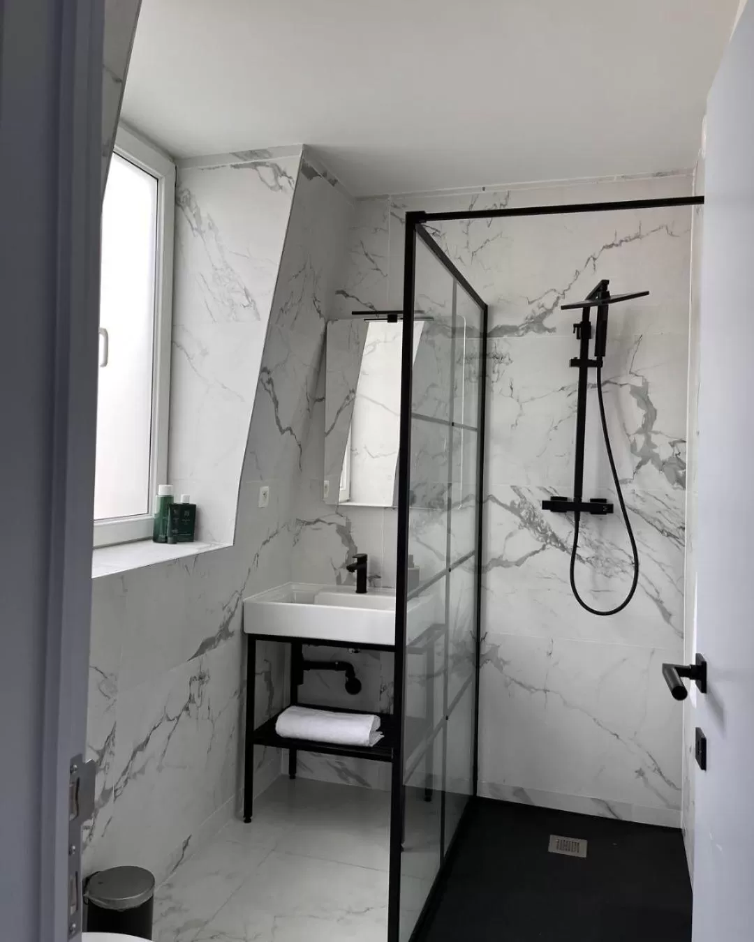 Shower in Hôtel La Pièce